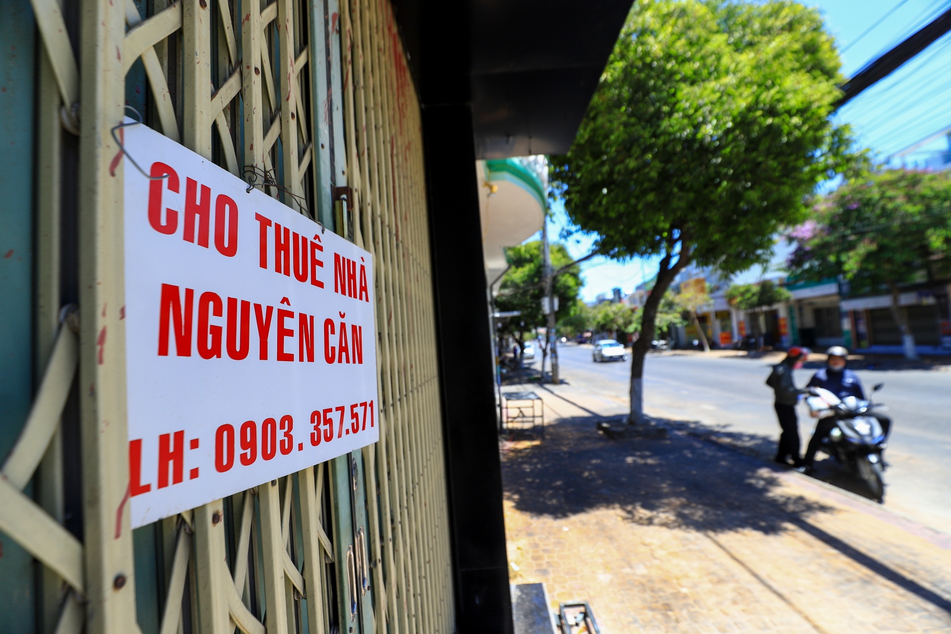 Hang quan dong cua hang loat tai trung tam thanh pho Phan Thiet anh 9