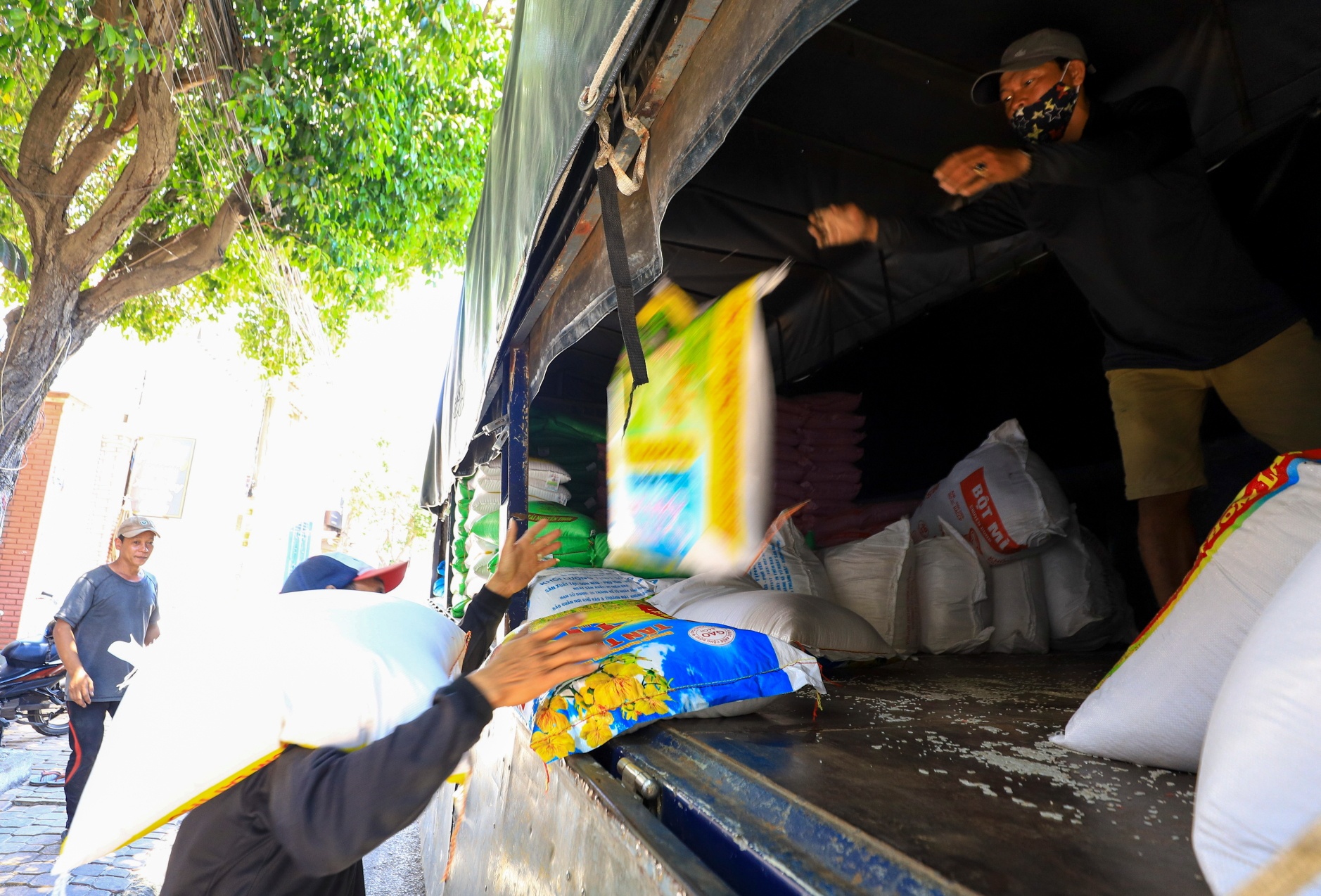 Hang quan dong cua hang loat tai trung tam thanh pho Phan Thiet anh 6