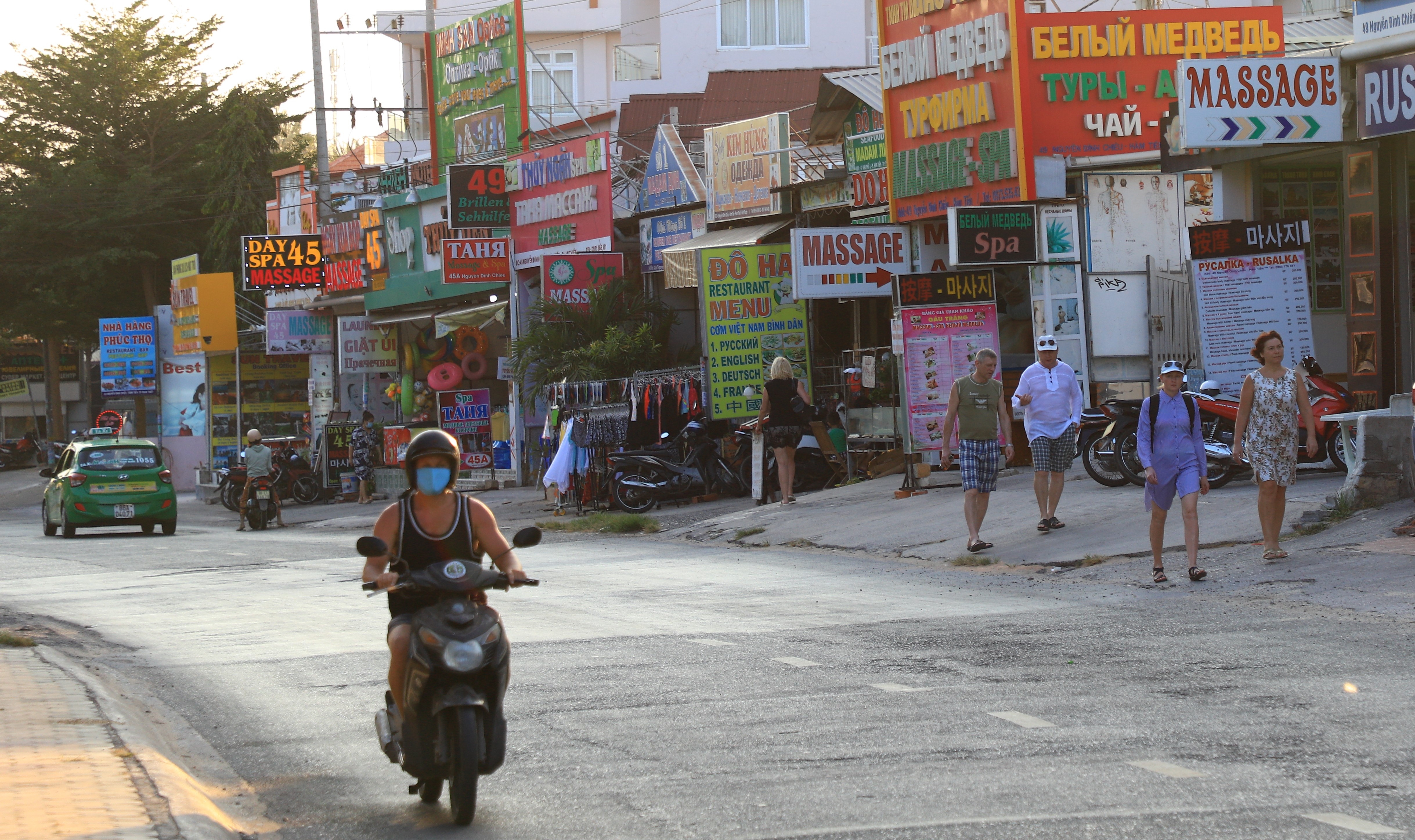 Du khach thoai mai dao choi o Mui Ne anh 3