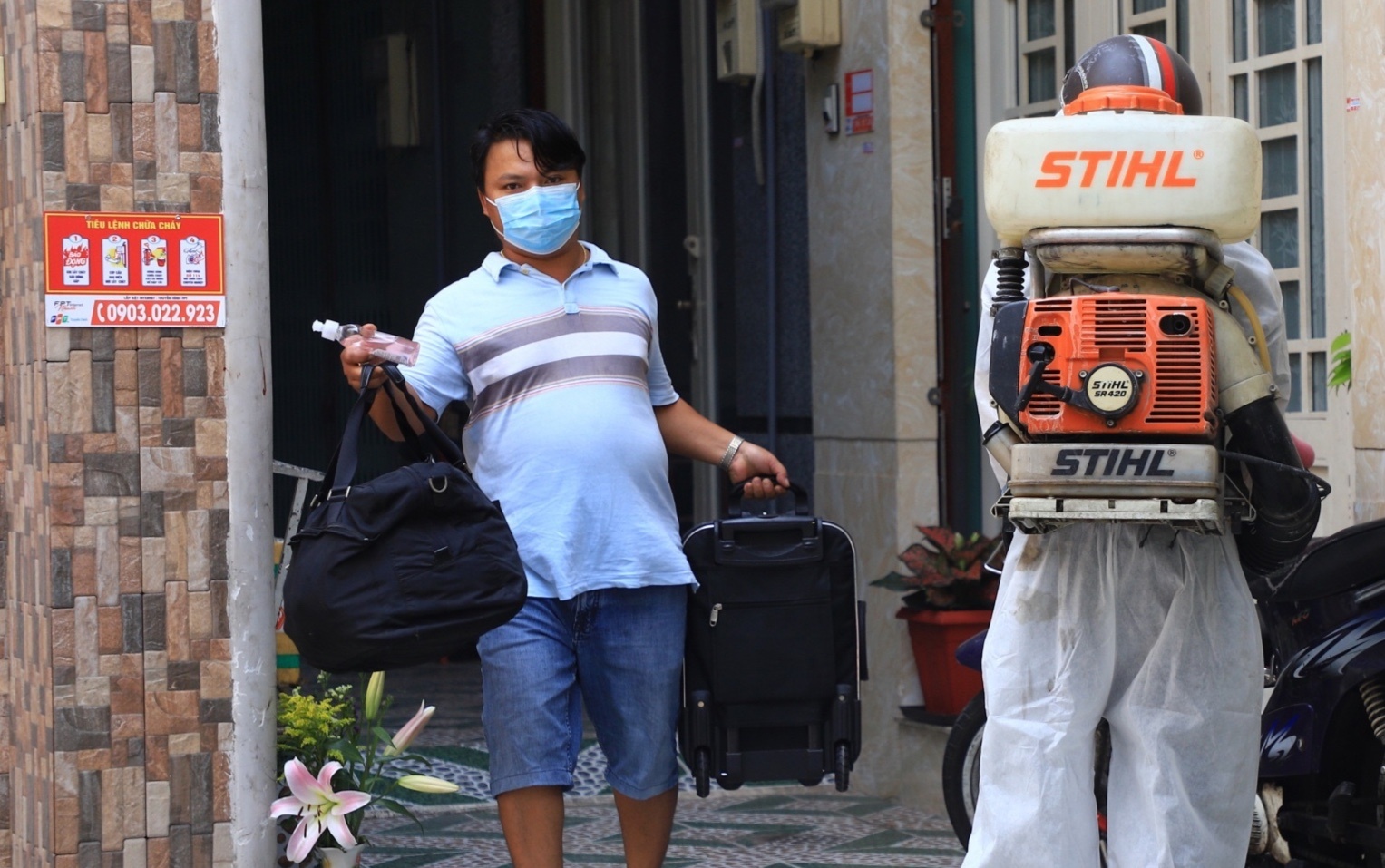 Khu trung, cach ly hai con hem o Go Vap va quan 8 vi 2 ca nhiem moi hinh anh