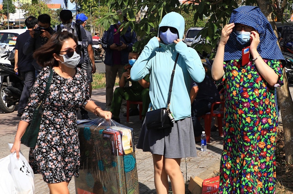 Xep hang cho vao tiep te cho nguoi cach ly o TP.HCM hinh anh