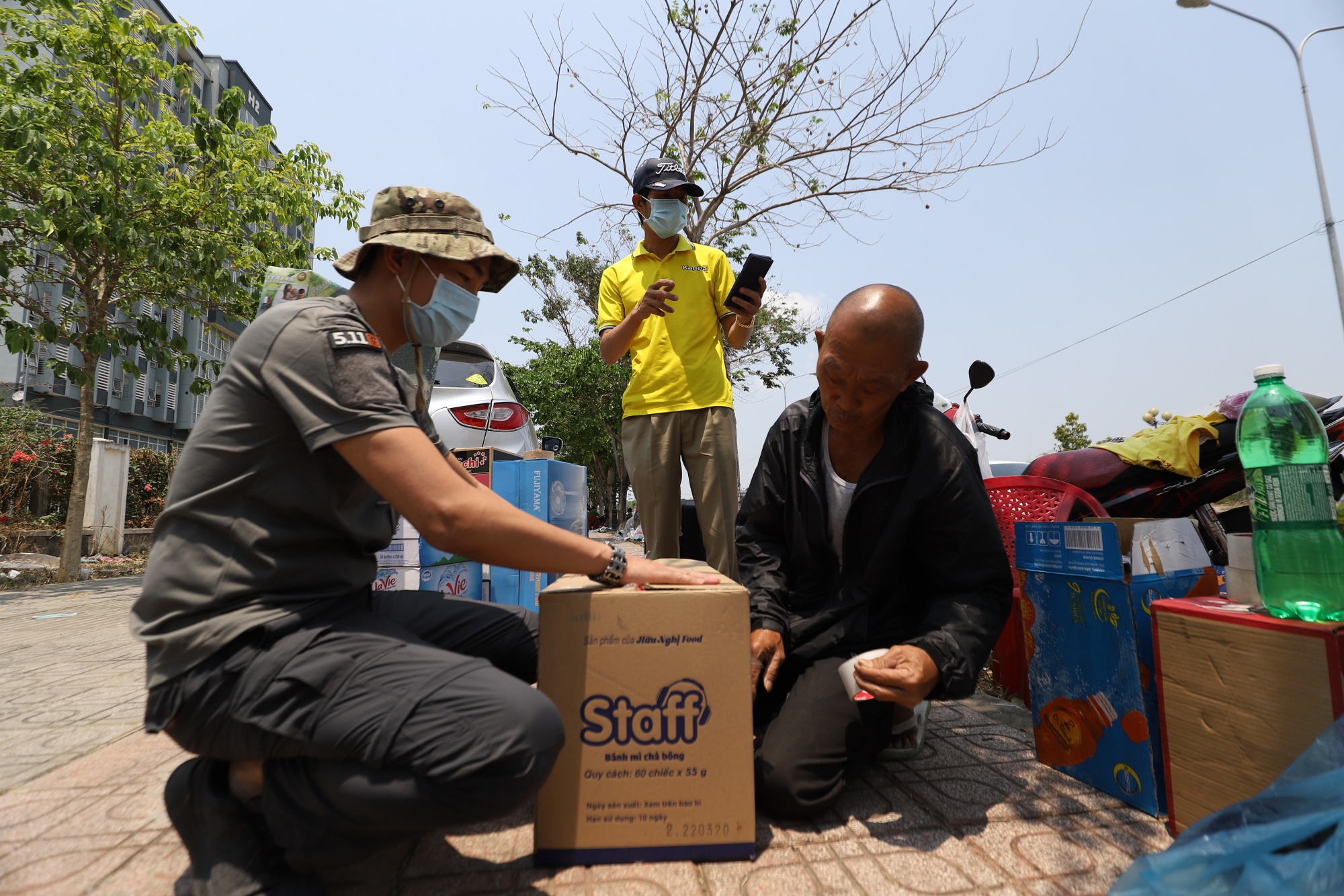 Mang ca tu lanh tiep te cho nguoi cach ly anh 8