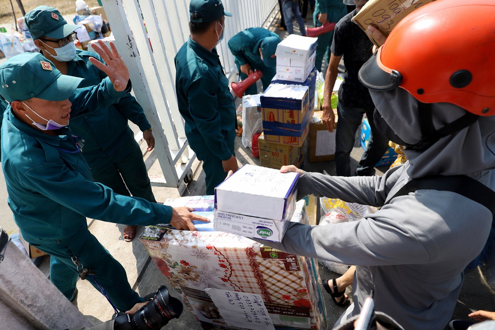 Canh dong duc nhu cho phien truoc cong khu cach ly o TP.HCM hinh anh