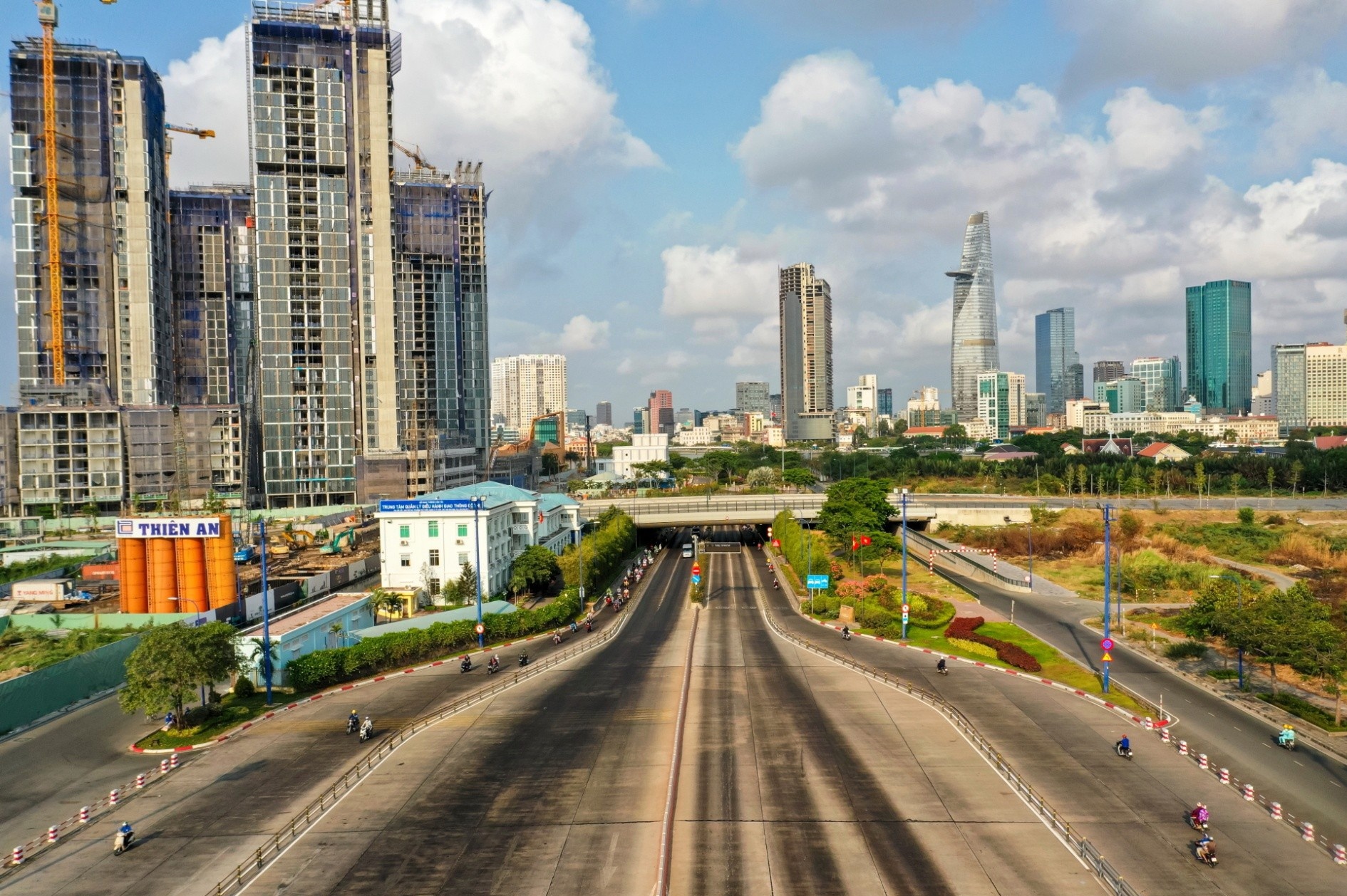 Diem den un tac cua ngo TP.HCM thong thoang ngay cach ly hinh anh