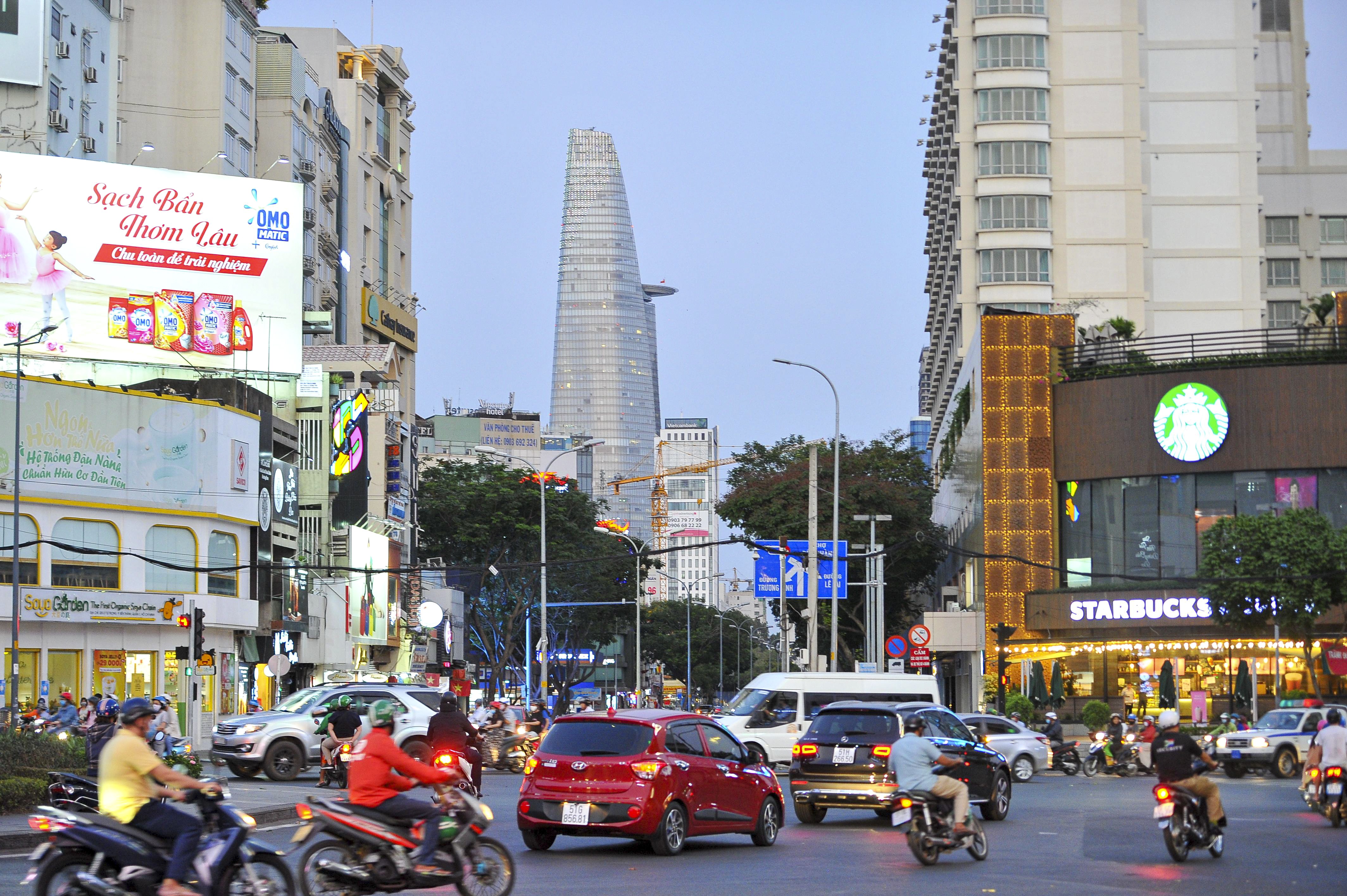 Duong pho Sai Gon mua dich anh 5