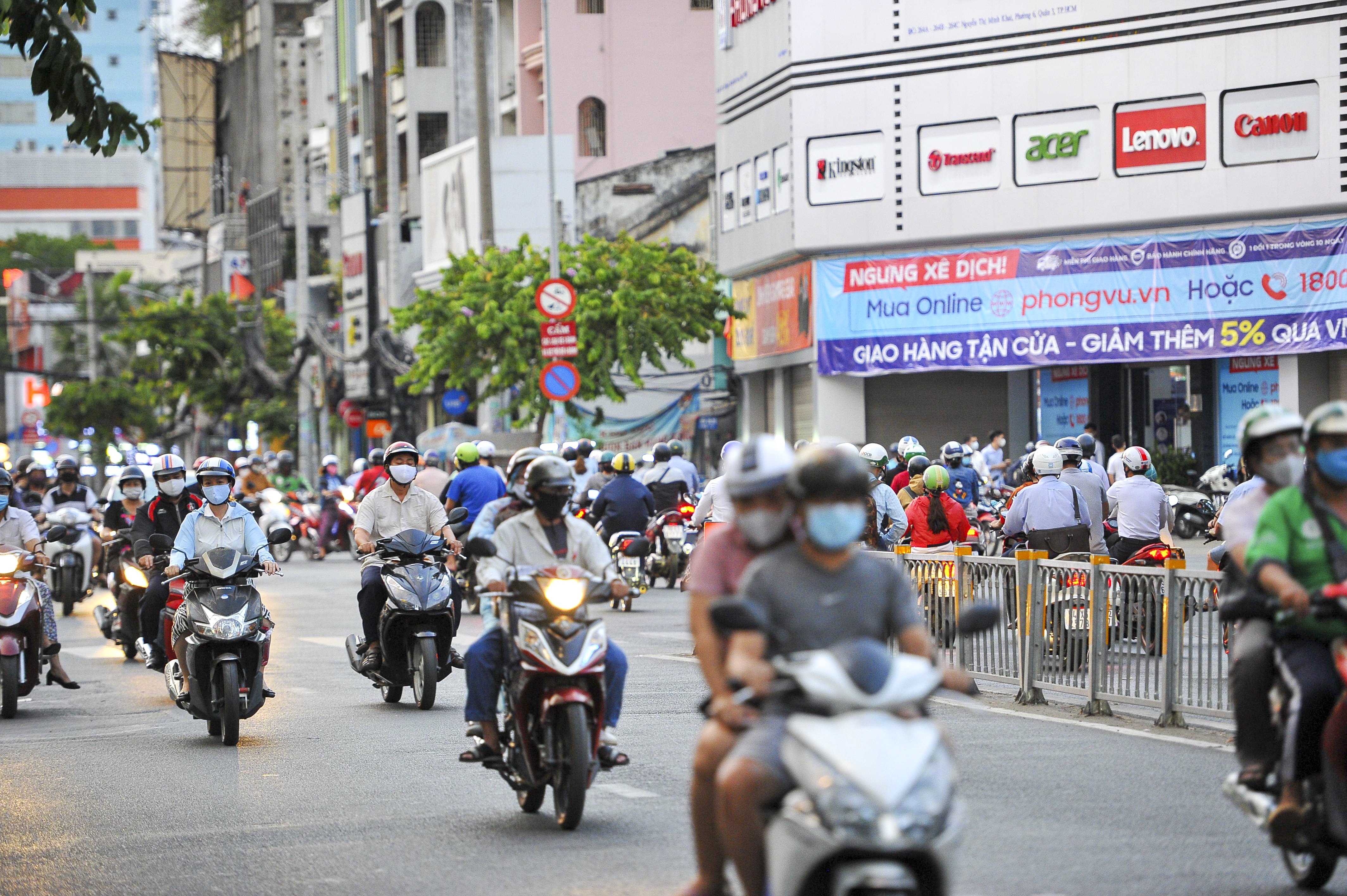 Duong pho Sai Gon mua dich anh 7