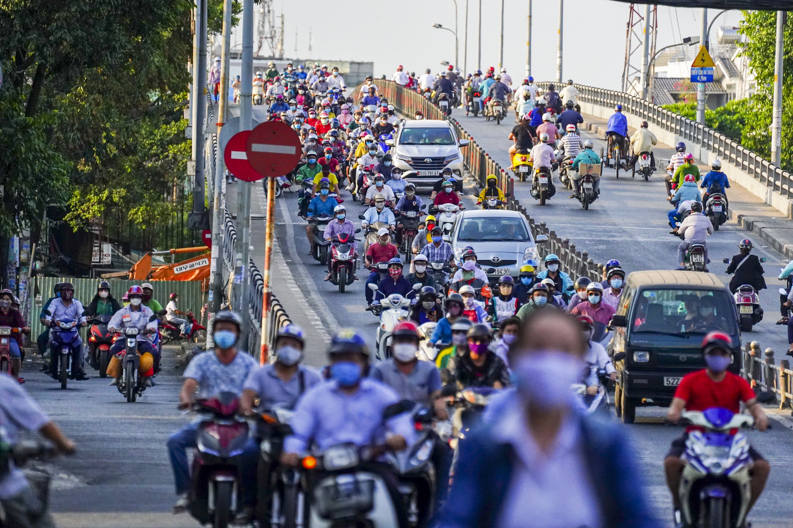 Duong pho Sai Gon mua dich anh 2