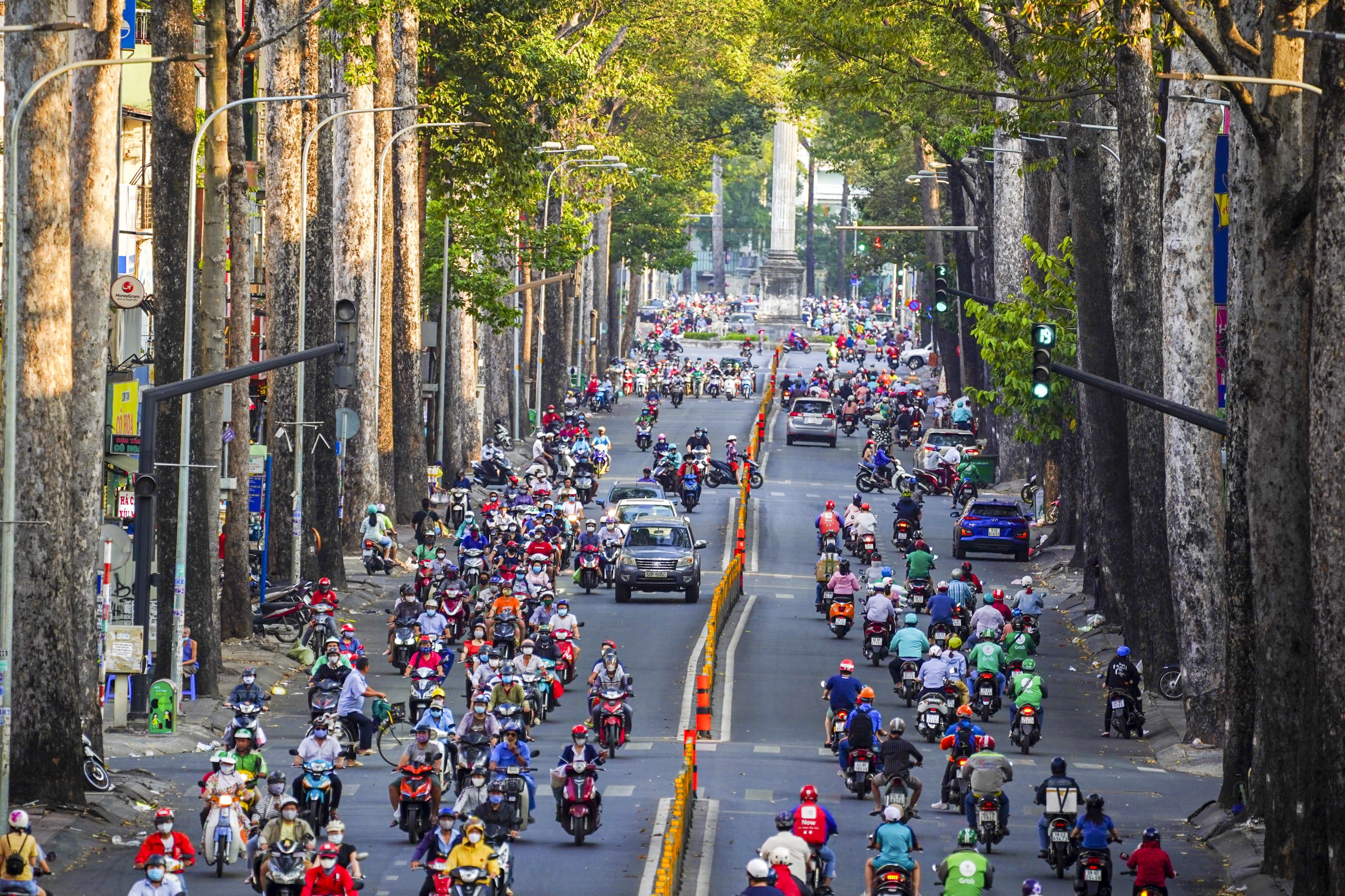 Duong pho Sai Gon mua dich anh 1