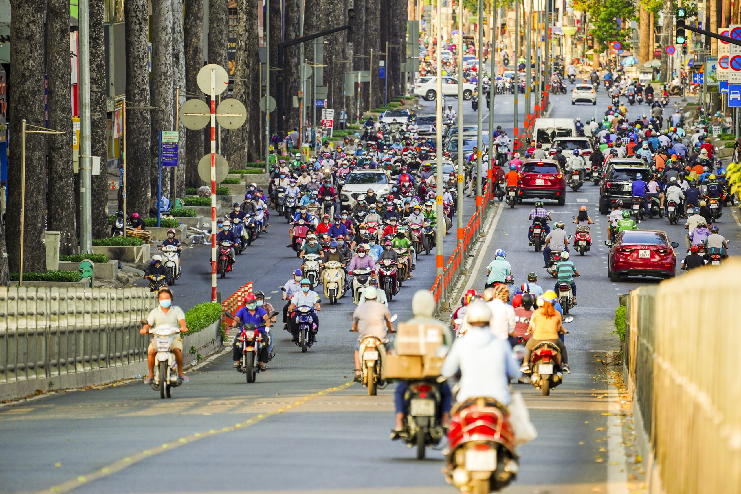 Duong pho Sai Gon mua dich anh 4