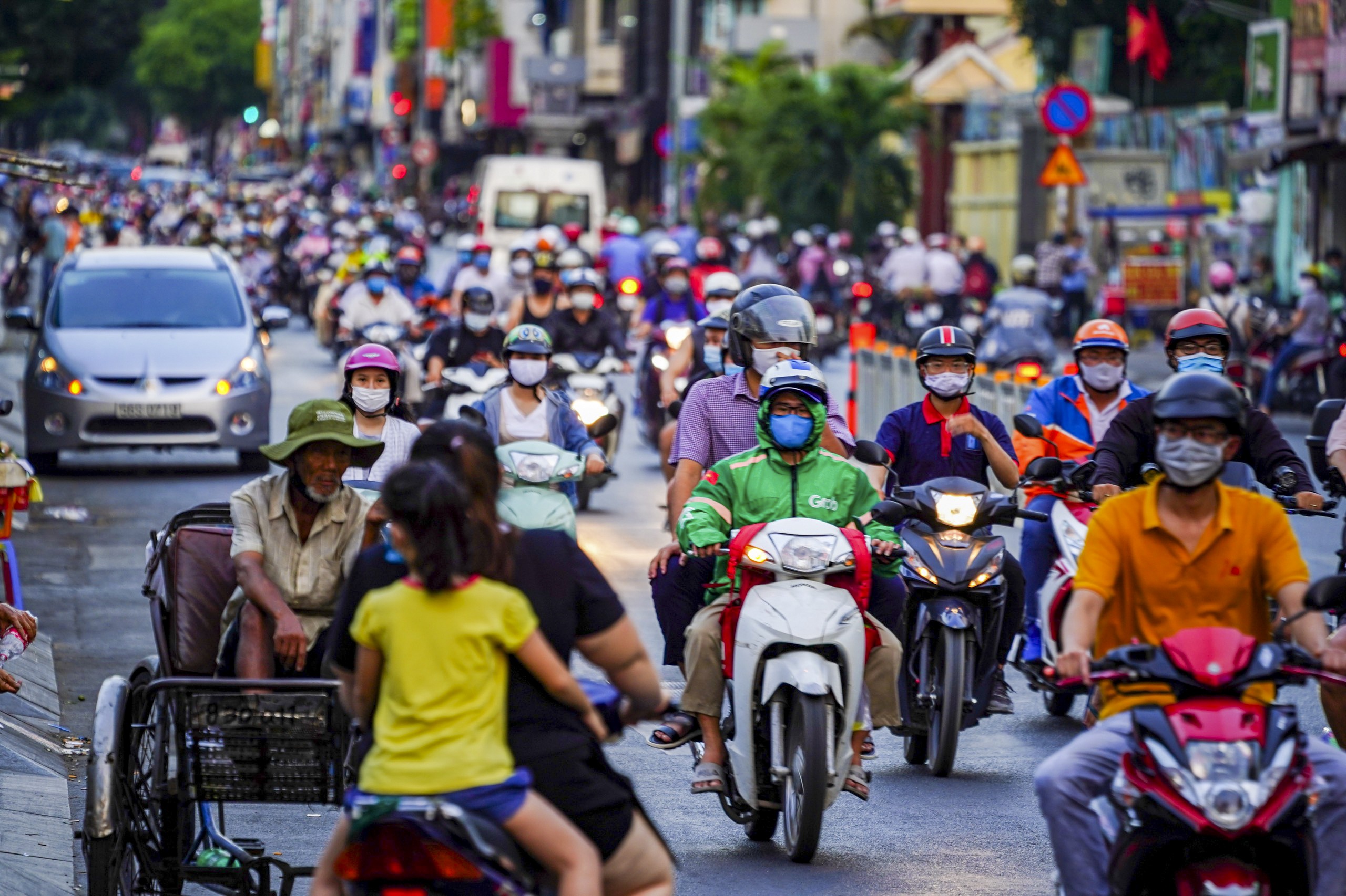 Duong pho Sai Gon mua dich anh 3