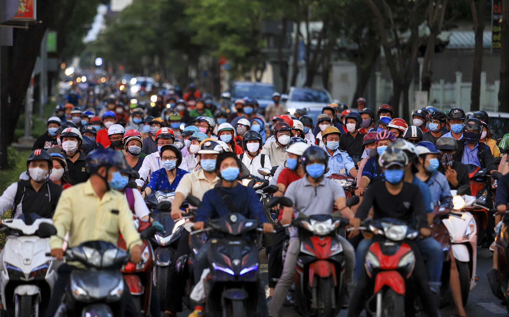 Duong pho TP.HCM dong duc trong thoi gian cach ly xa hoi hinh anh