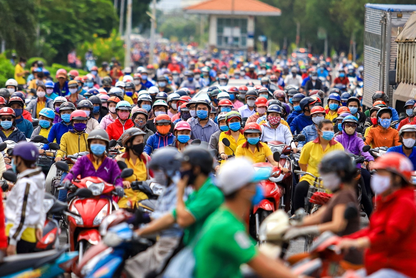 Cong nhan chen chuc gio tan tam tai khu che xuat Tan Thuan hinh anh