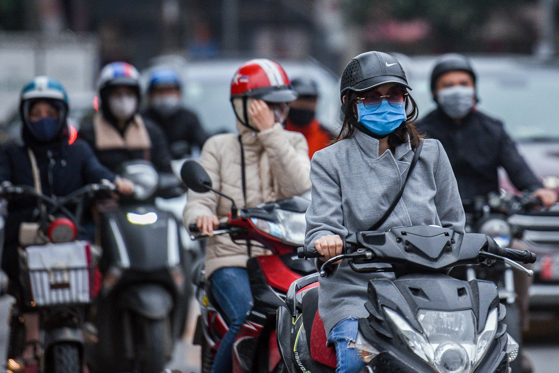 Duong pho Ha Noi va TP.HCM van dong sau hon chuc ngay cach ly xa hoi hinh anh