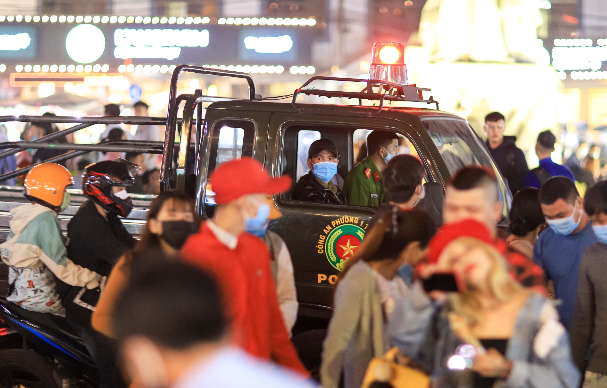 Hang nghin nguoi chen chuc cho dem Da Lat le 30-4 anh 8