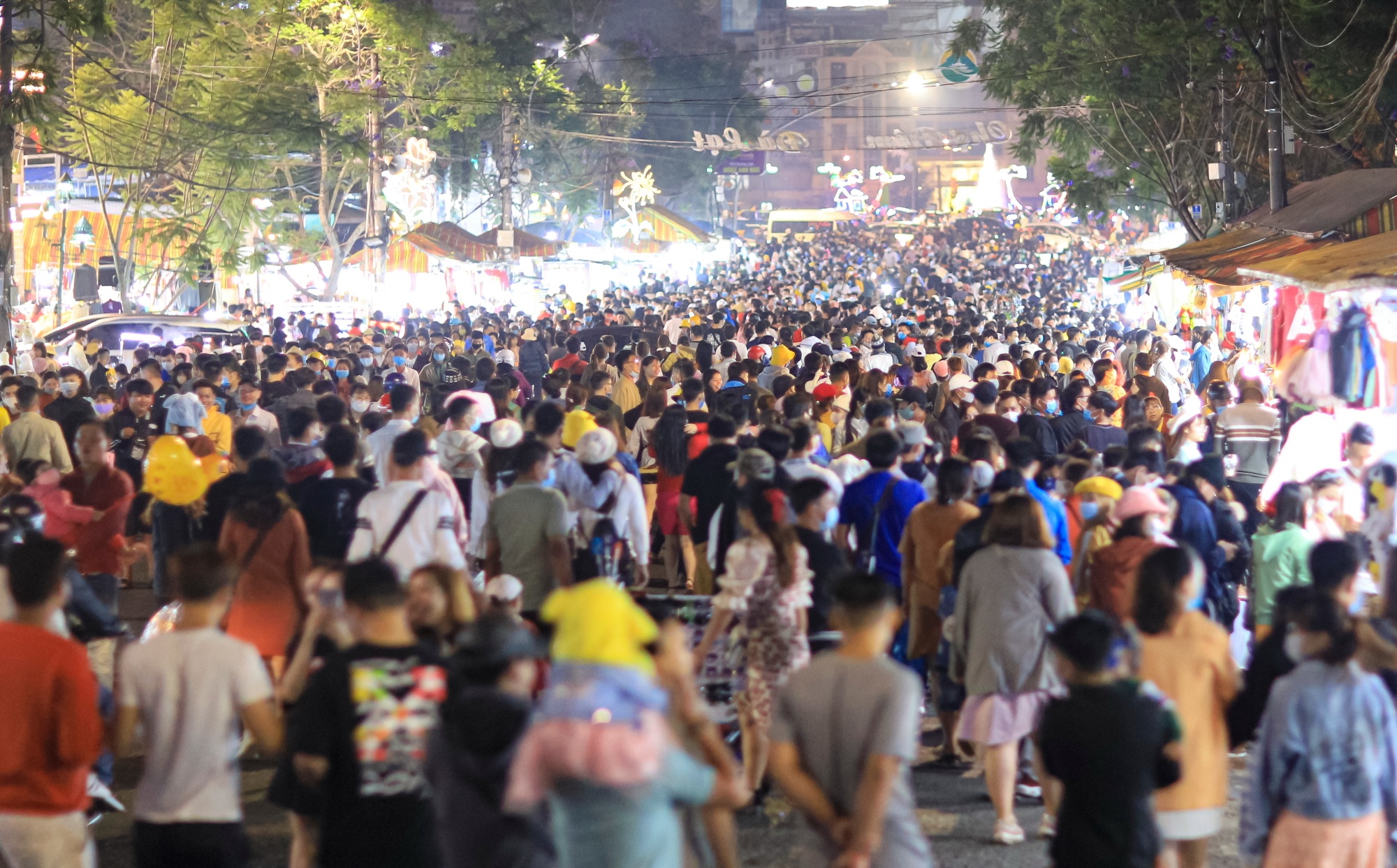 Chen chuc o cho dem Da Lat hinh anh