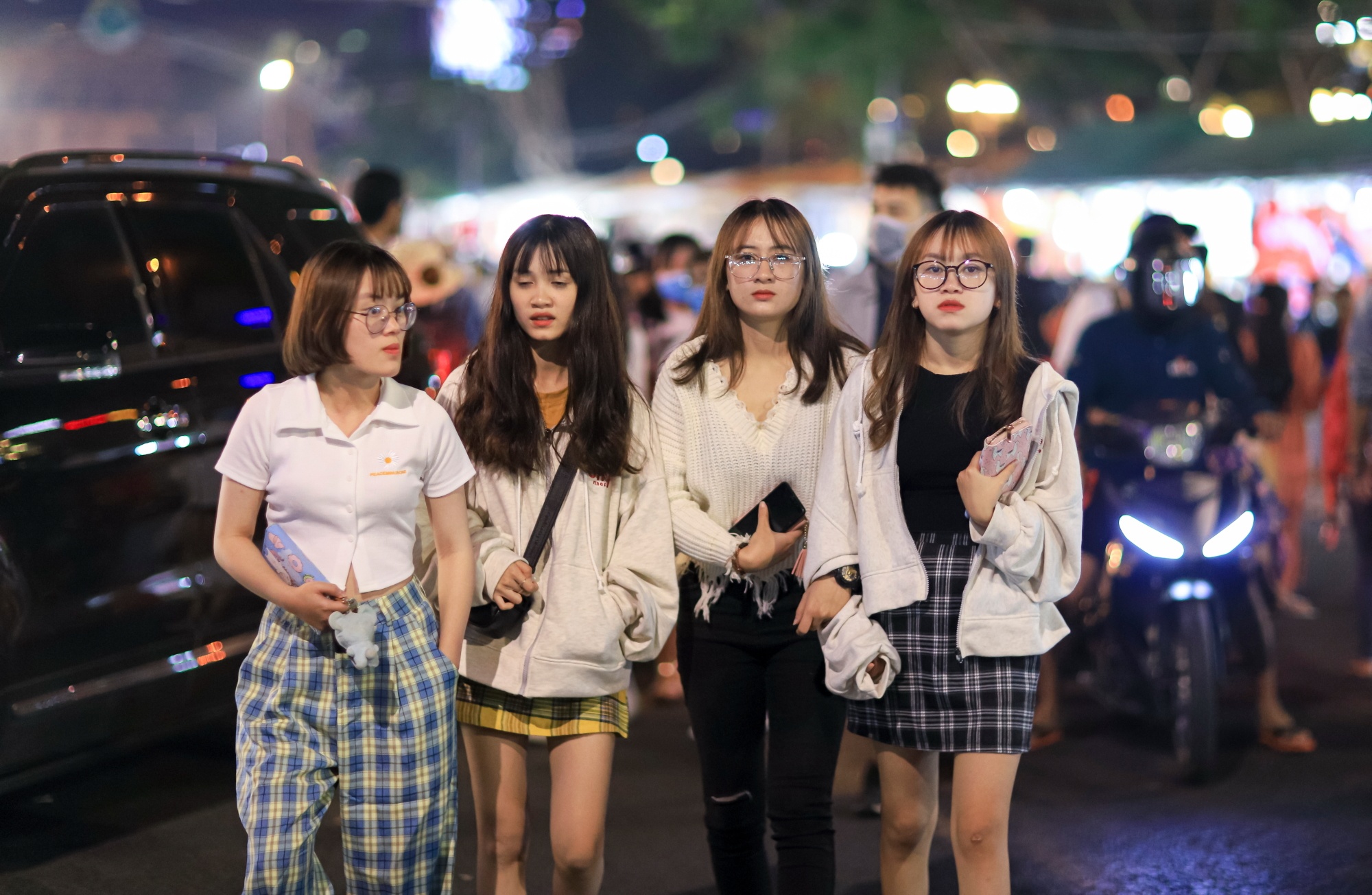 Hang nghin nguoi chen chuc cho dem Da Lat le 30-4 anh 9