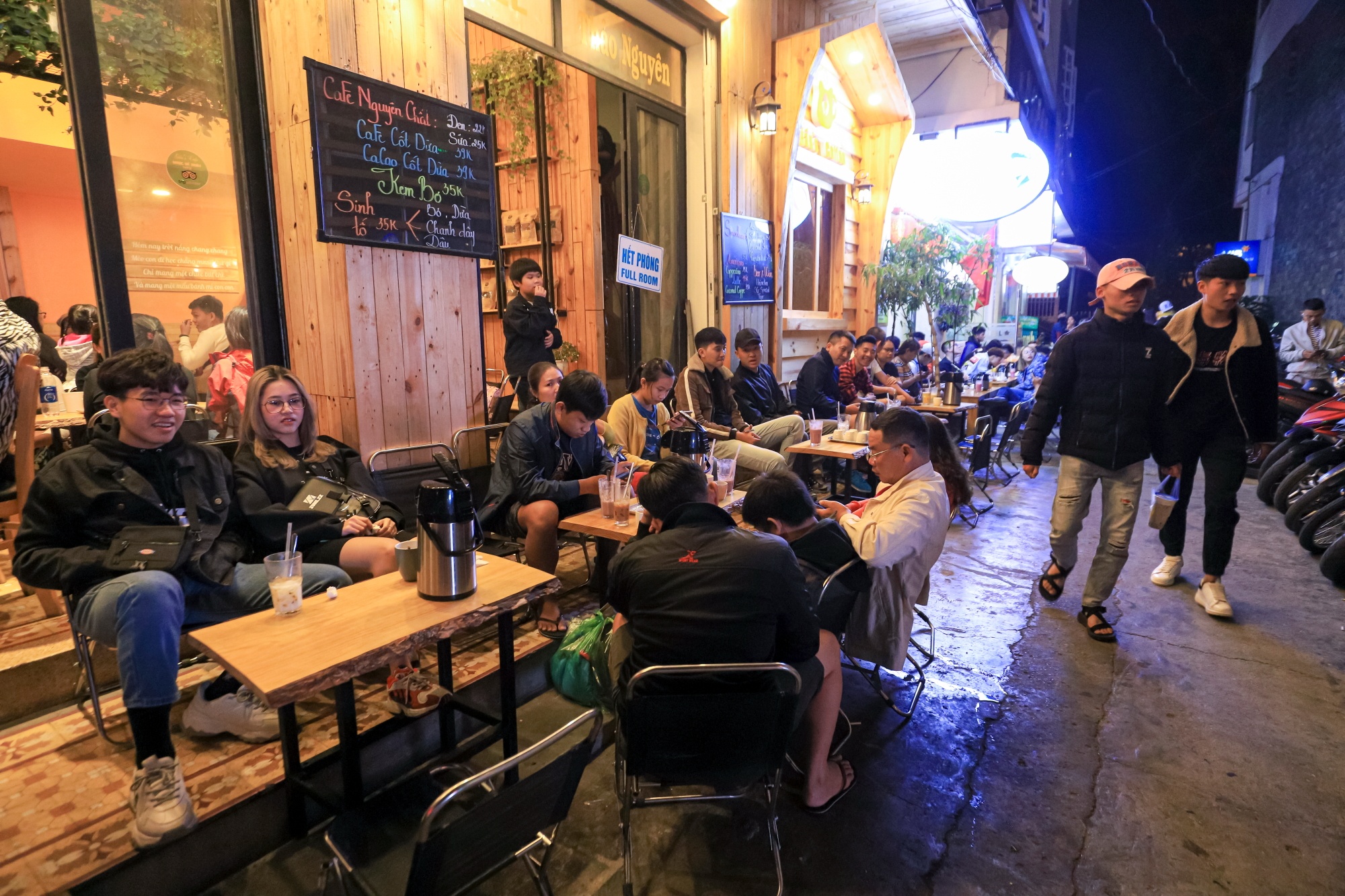 Hang nghin nguoi chen chuc cho dem Da Lat le 30-4 anh 6