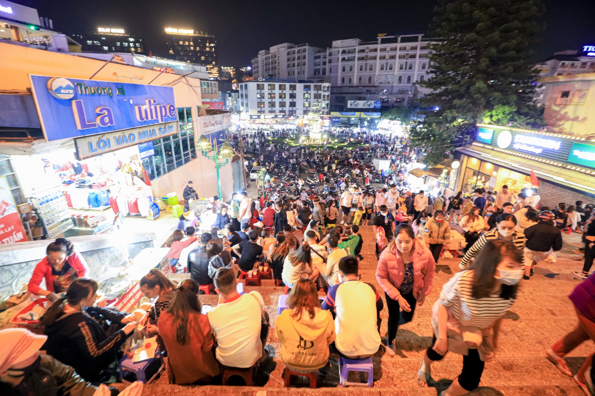 Hang nghin nguoi chen chuc cho dem Da Lat le 30-4 anh 3