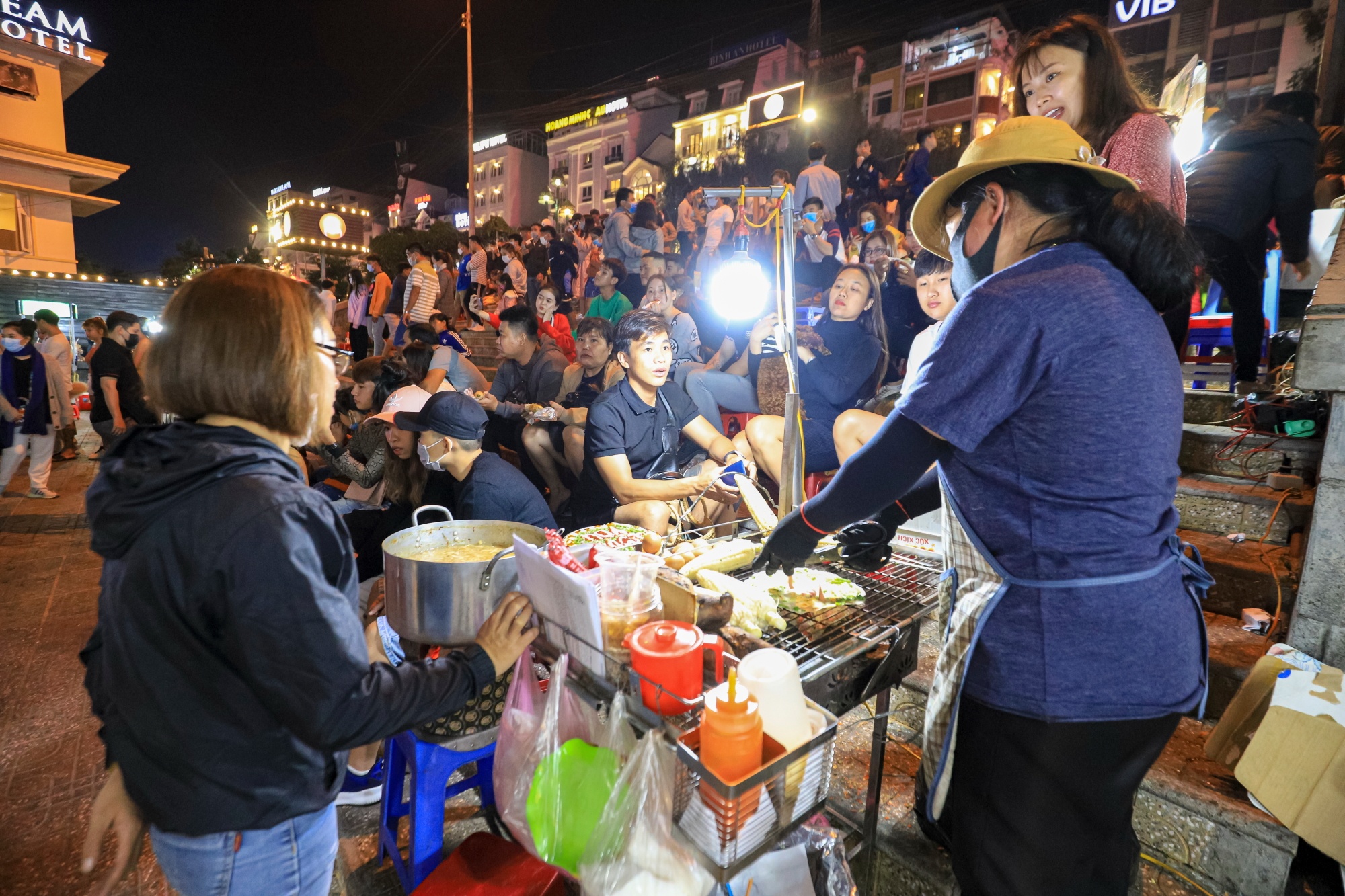 Hang nghin nguoi chen chuc cho dem Da Lat le 30-4 anh 4