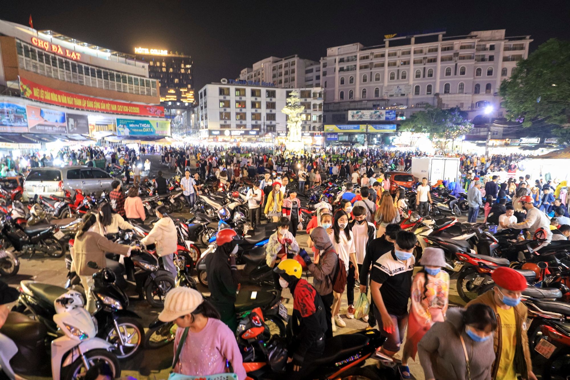 Hang nghin nguoi chen chuc cho dem Da Lat le 30-4 anh 2