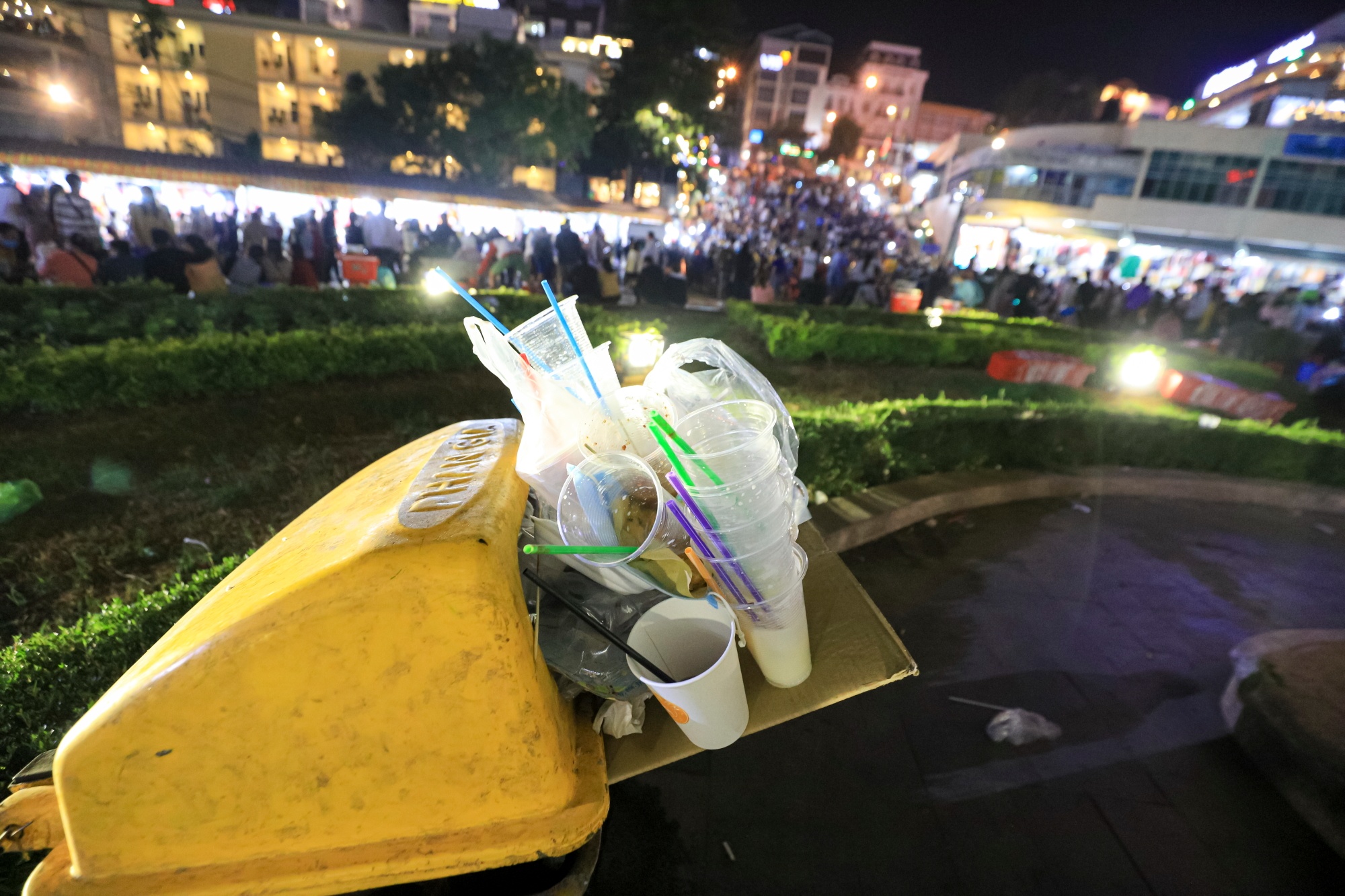 Hang nghin nguoi chen chuc cho dem Da Lat le 30-4 anh 7