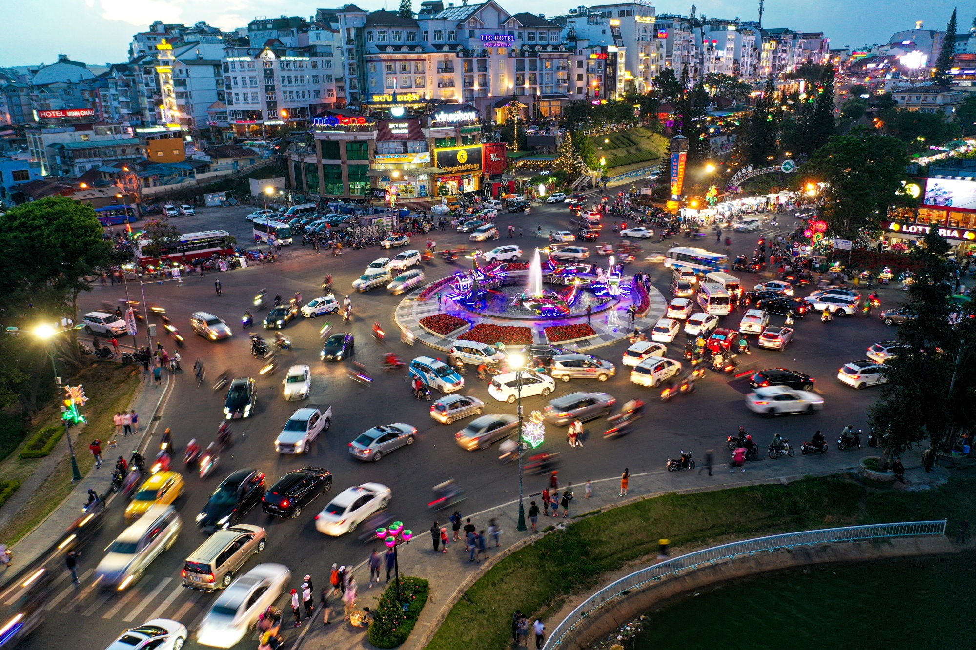 Ket xe tai trung tam thanh pho Da Lat anh 9