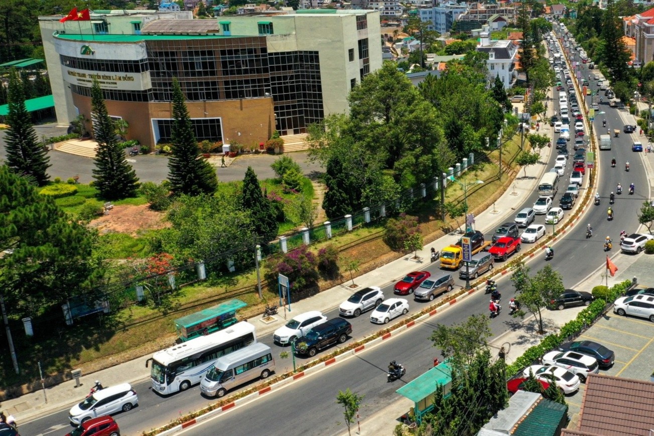 Un tac keo dai nhieu km tai cua ngo Da Lat hinh anh