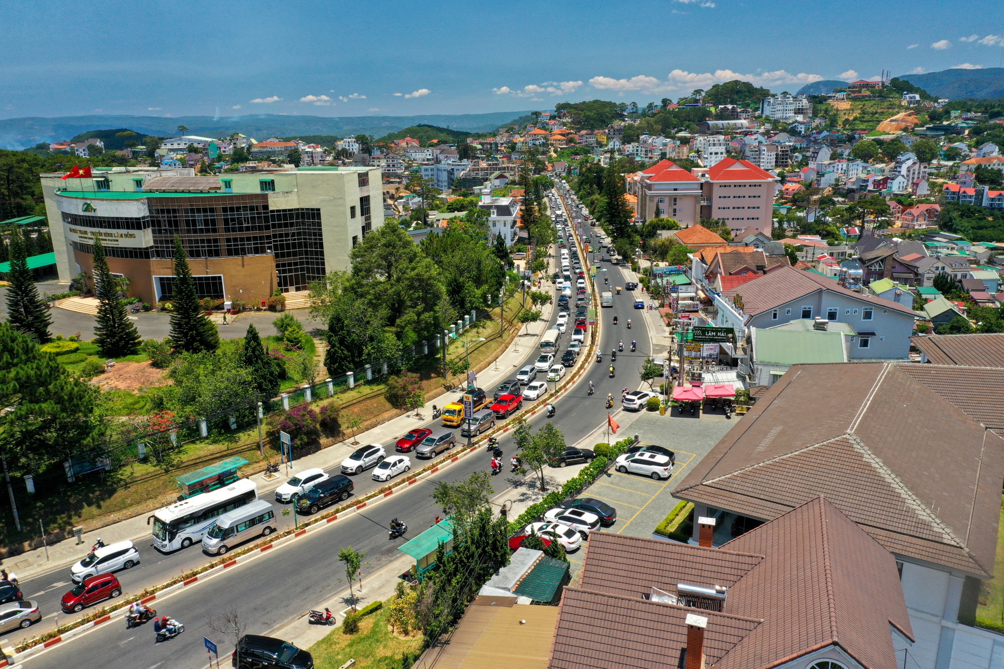 Un tac hang km cua ngo vao Thanh pho Da Lat anh 2