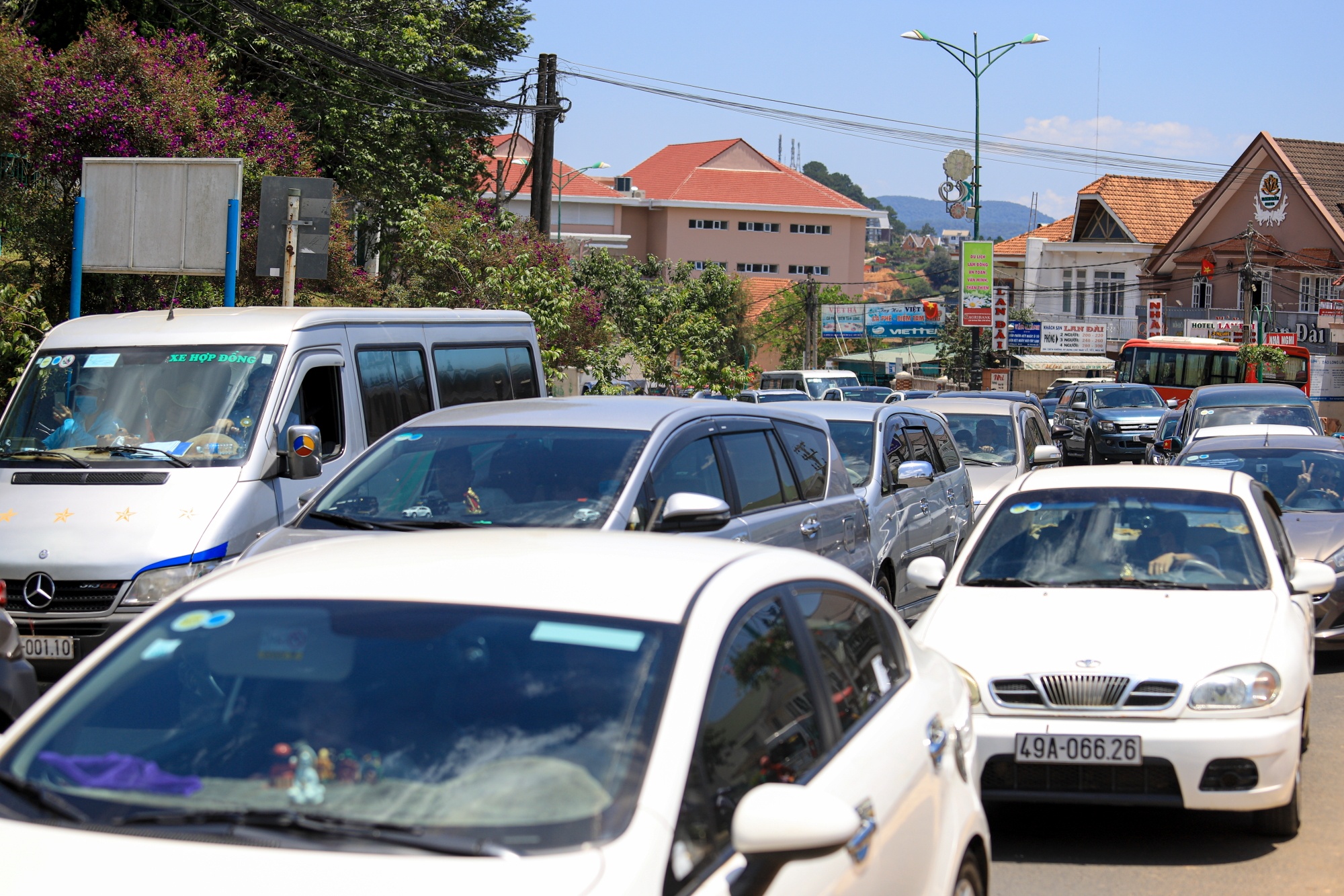 Un tac hang km cua ngo vao Thanh pho Da Lat anh 5