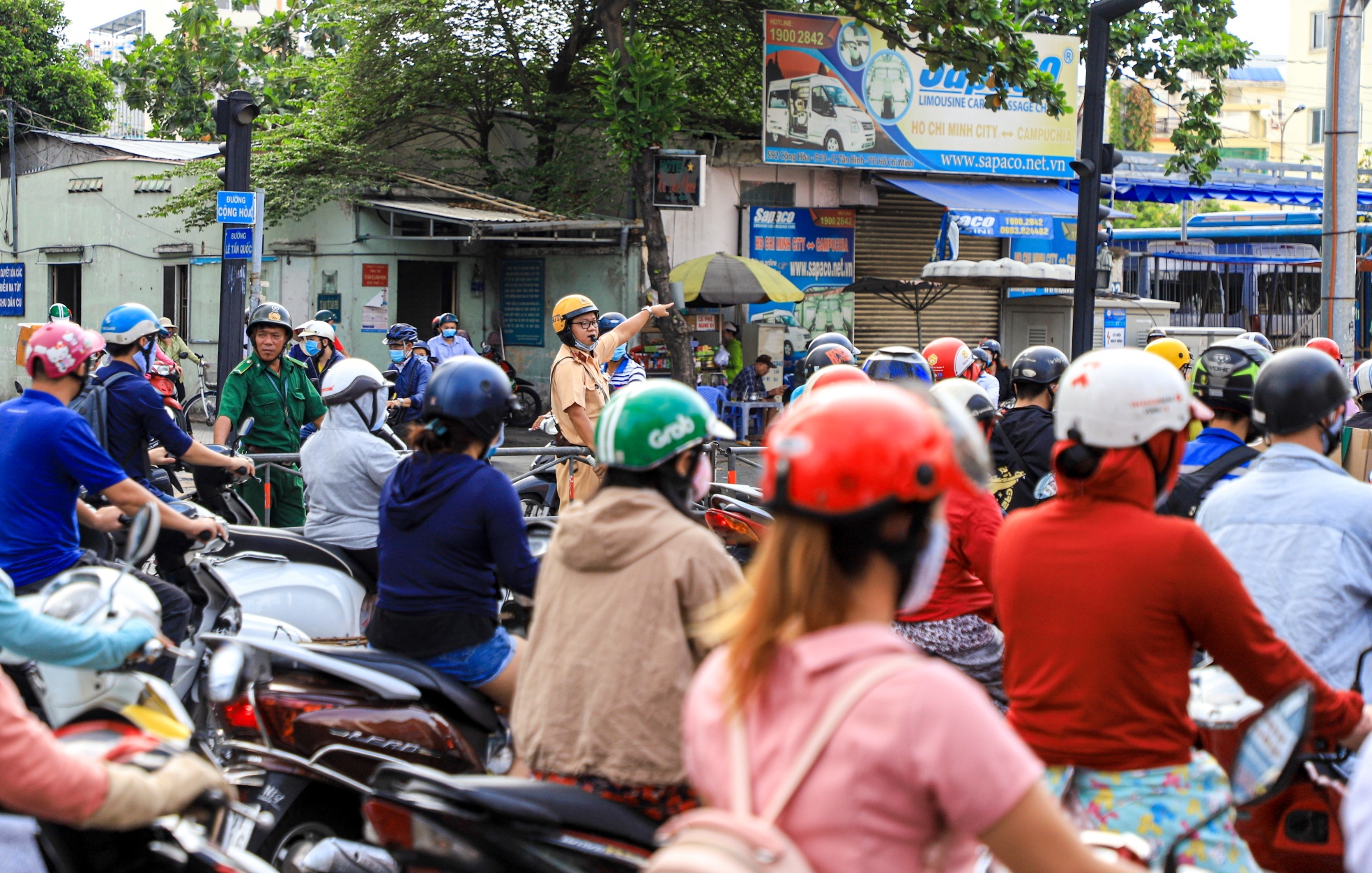 duong Ha Noi tac khap noi anh 19