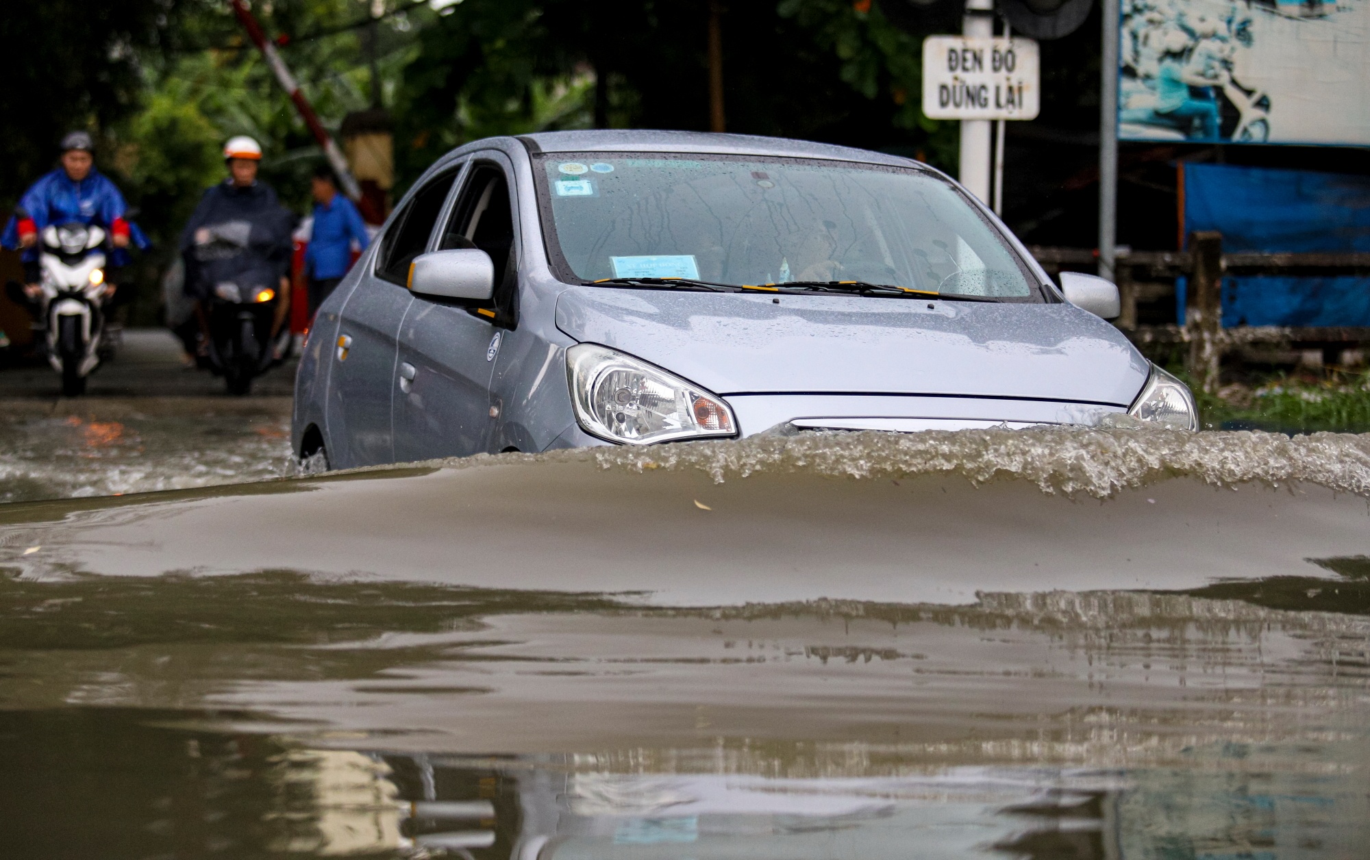 Mua lon o TP.HCM, oto 'boi' giua dong nuoc hinh anh