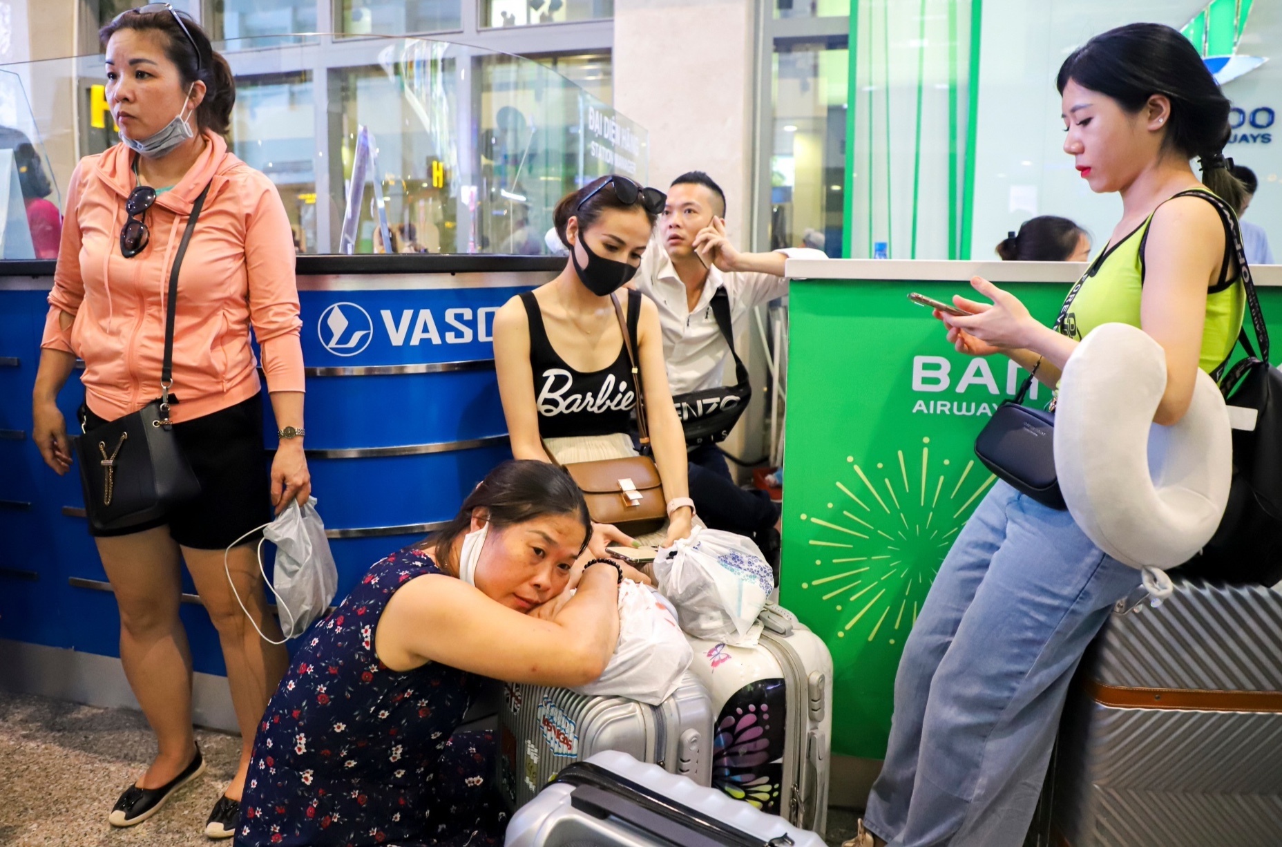 Khach nam, ngoi kin nha ga Tan Son Nhat khi hang tram chuyen bay delay hinh anh