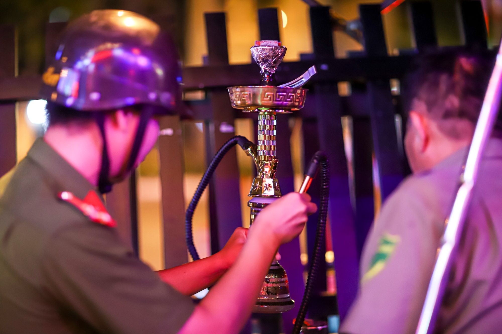 Nhan vien beer club om binh shisha chay khi bi phat lan chiem via he hinh anh