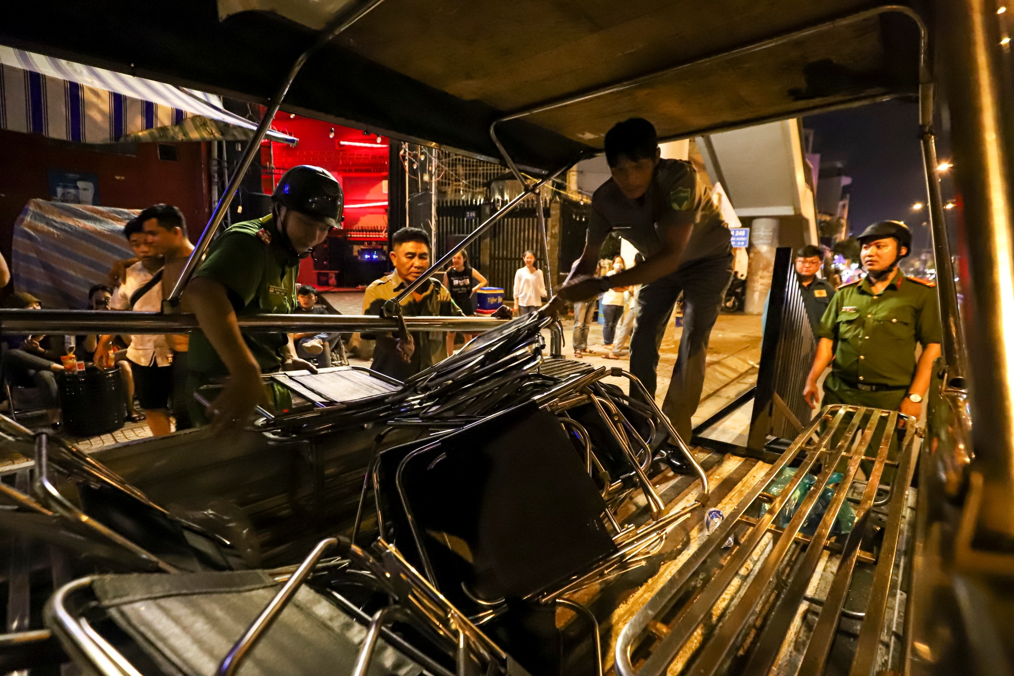 quan nhau bi xu phat lan chiem via he anh 9