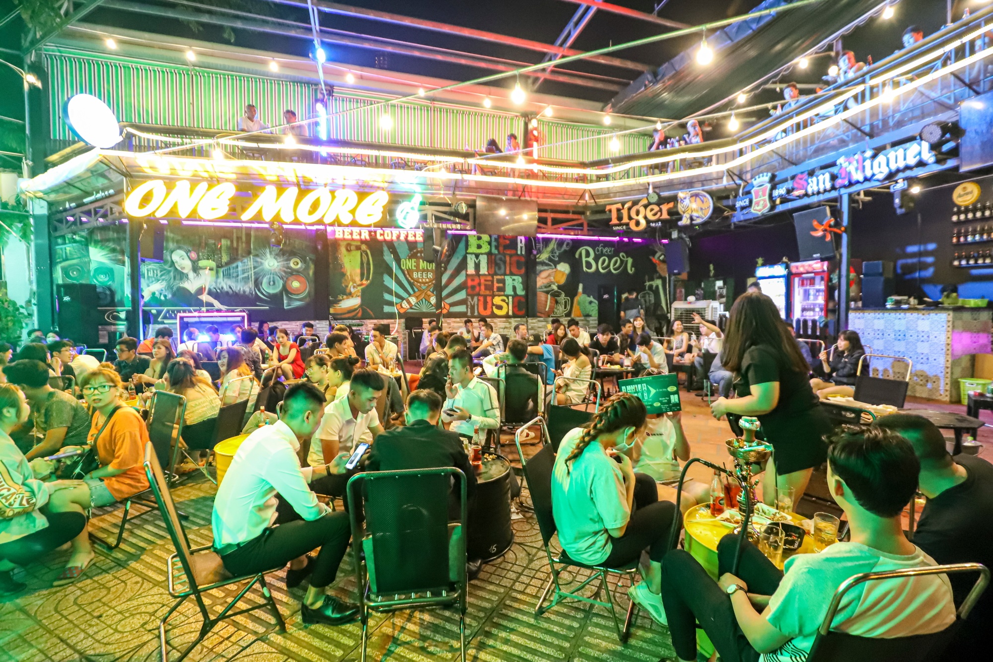 quan nhau bi xu phat lan chiem via he anh 1