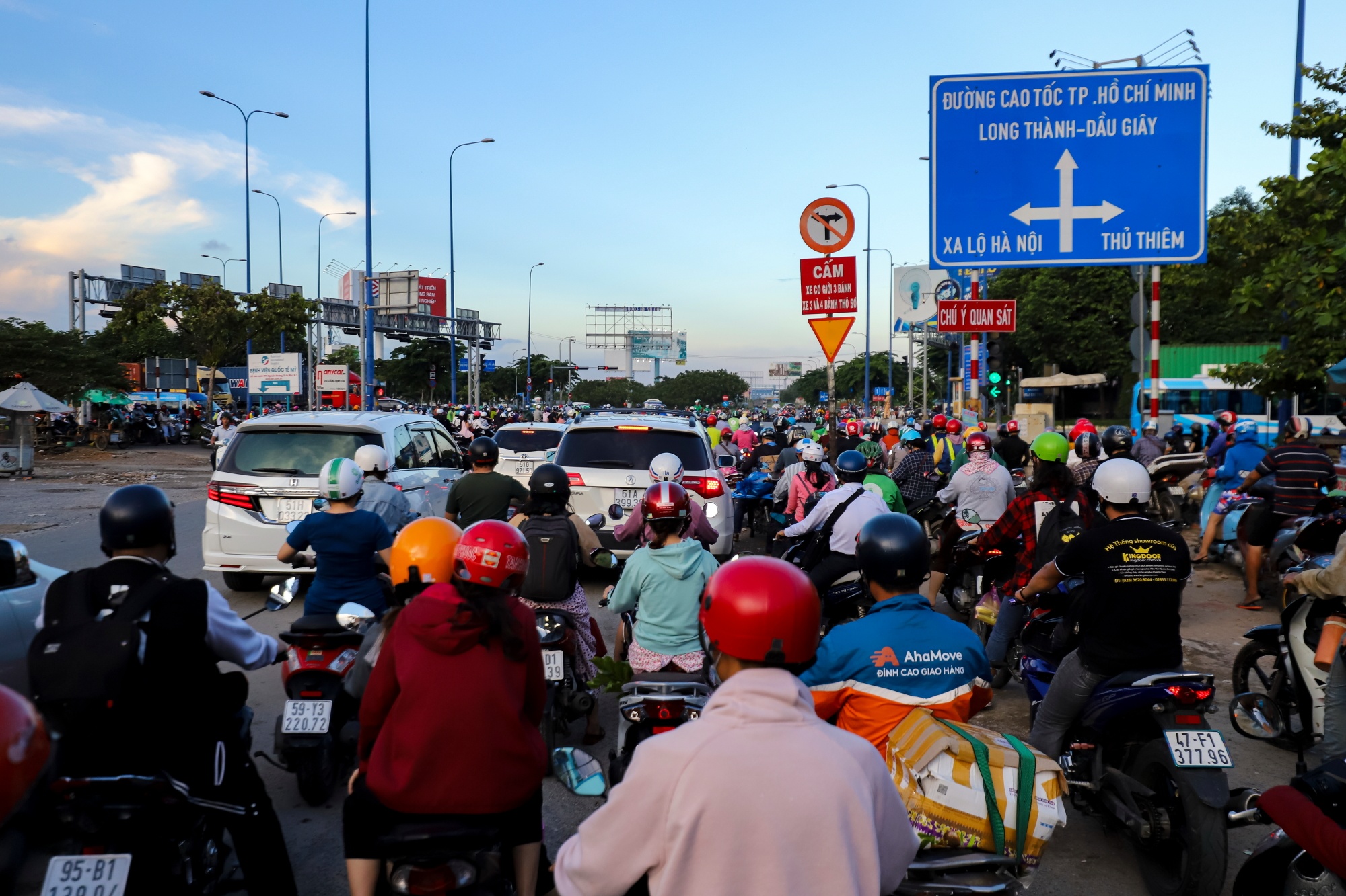 Ket xe nut giao An Phu anh 9