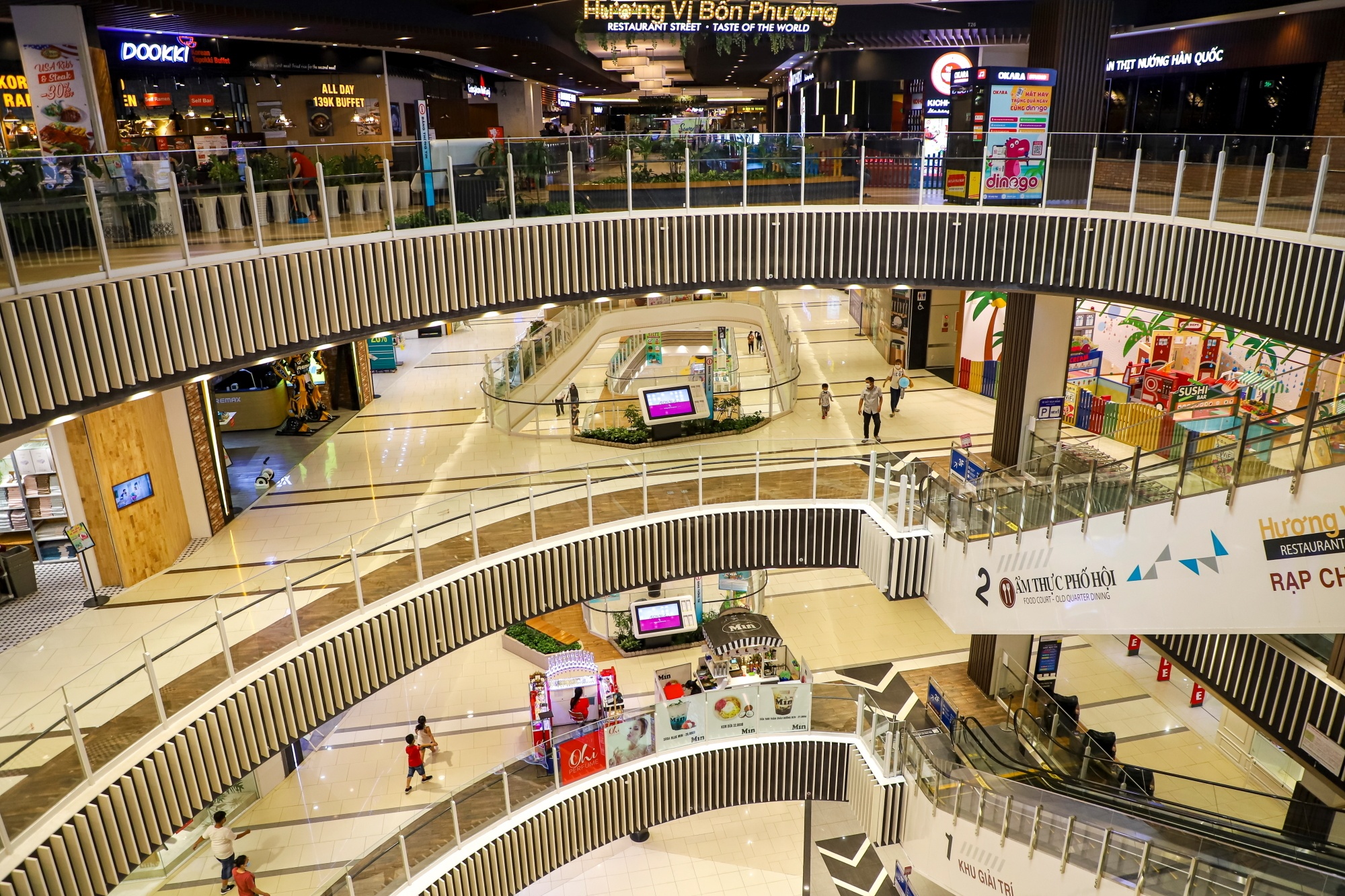 Aeon Mall Binh Tan vang khach hinh anh