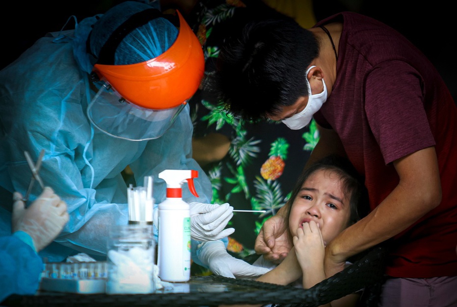 Xet nghiem Covid-19 cac cu dan chung cu o TP.HCM bi phong toa hinh anh