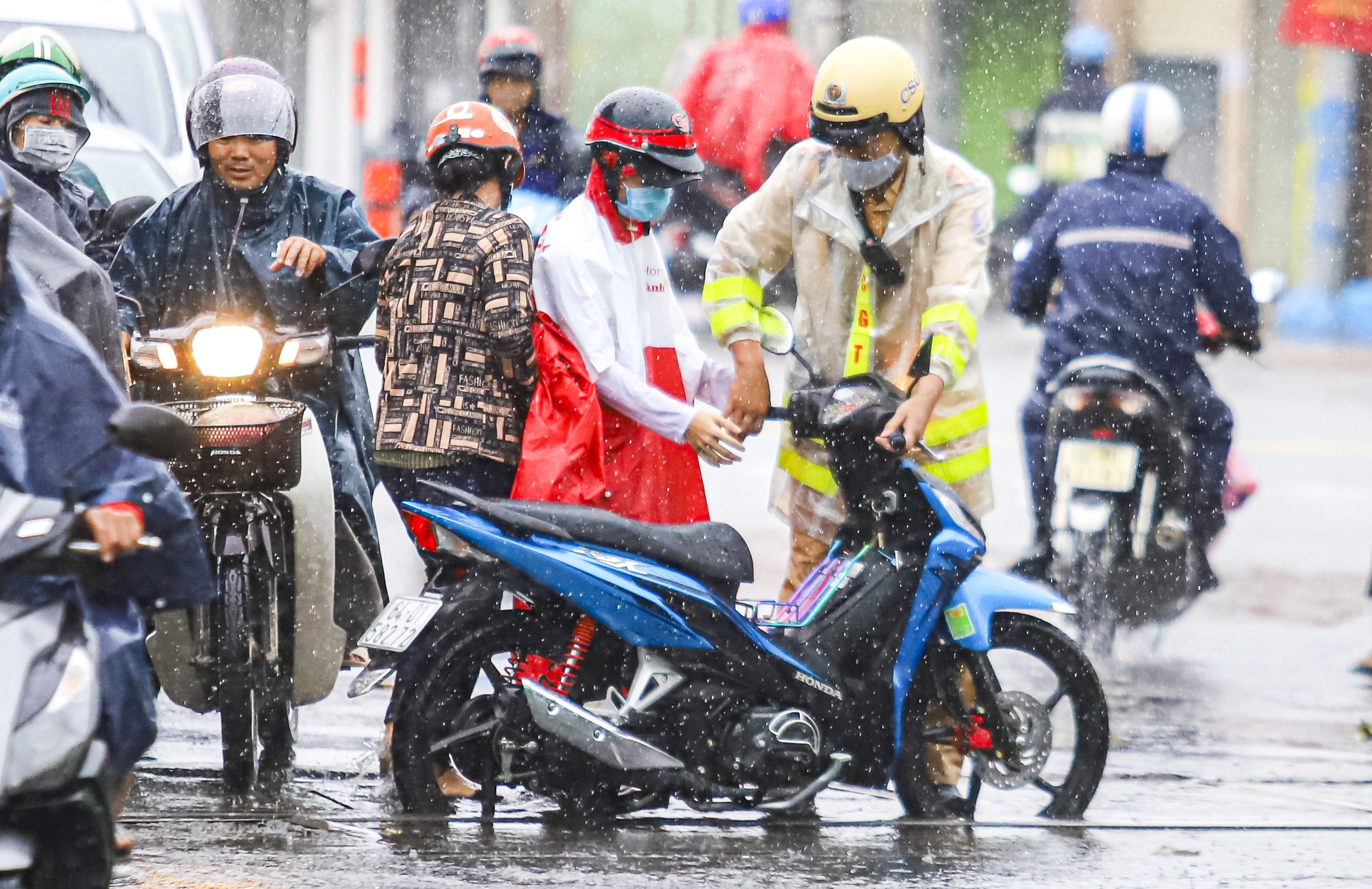 Duong pho Thu Duc ngap sau mua lon anh 6