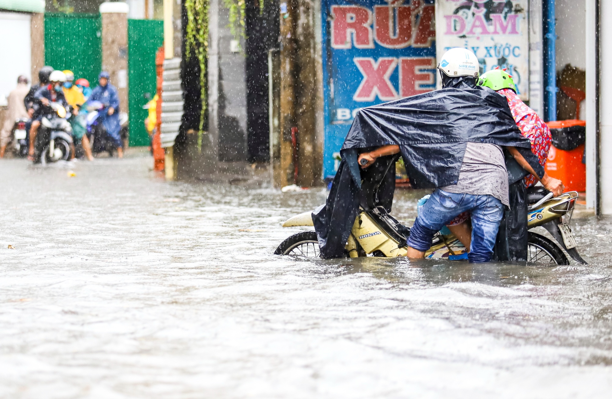 Duong pho Thu Duc ngap sau mua lon anh 3