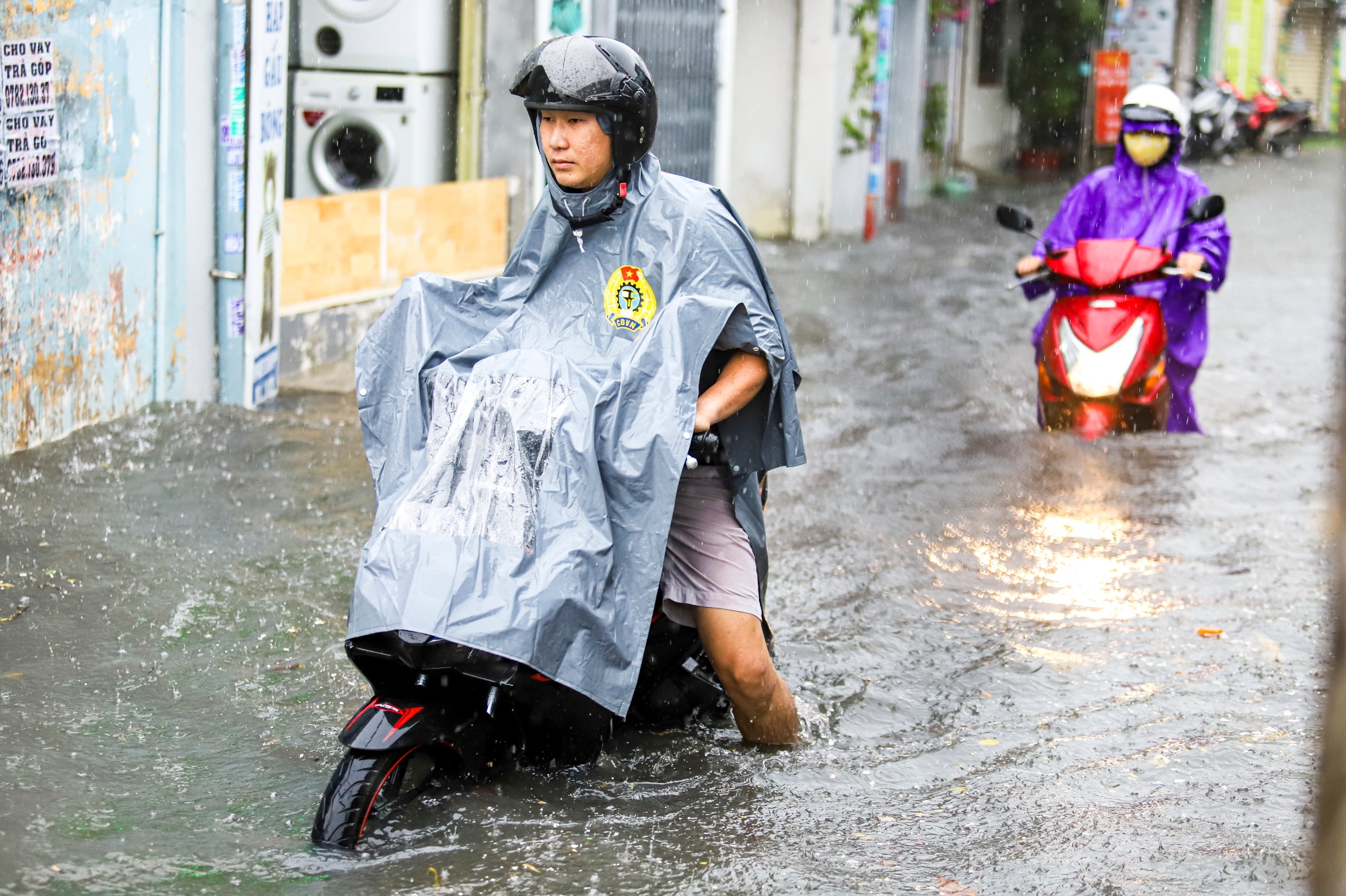 Thu Duc ngap sau, nguoi dan loi nuoc ve nha hinh anh