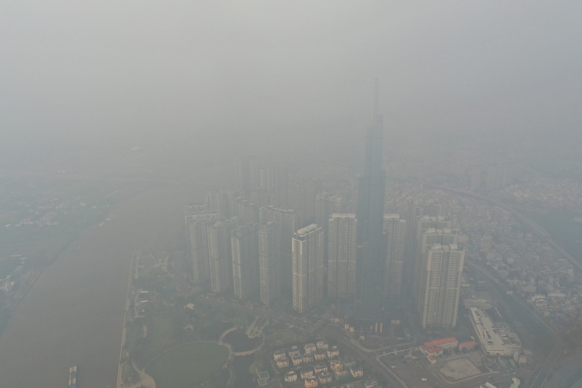 Landmark 81 'bien mat' trong suong mu hinh anh