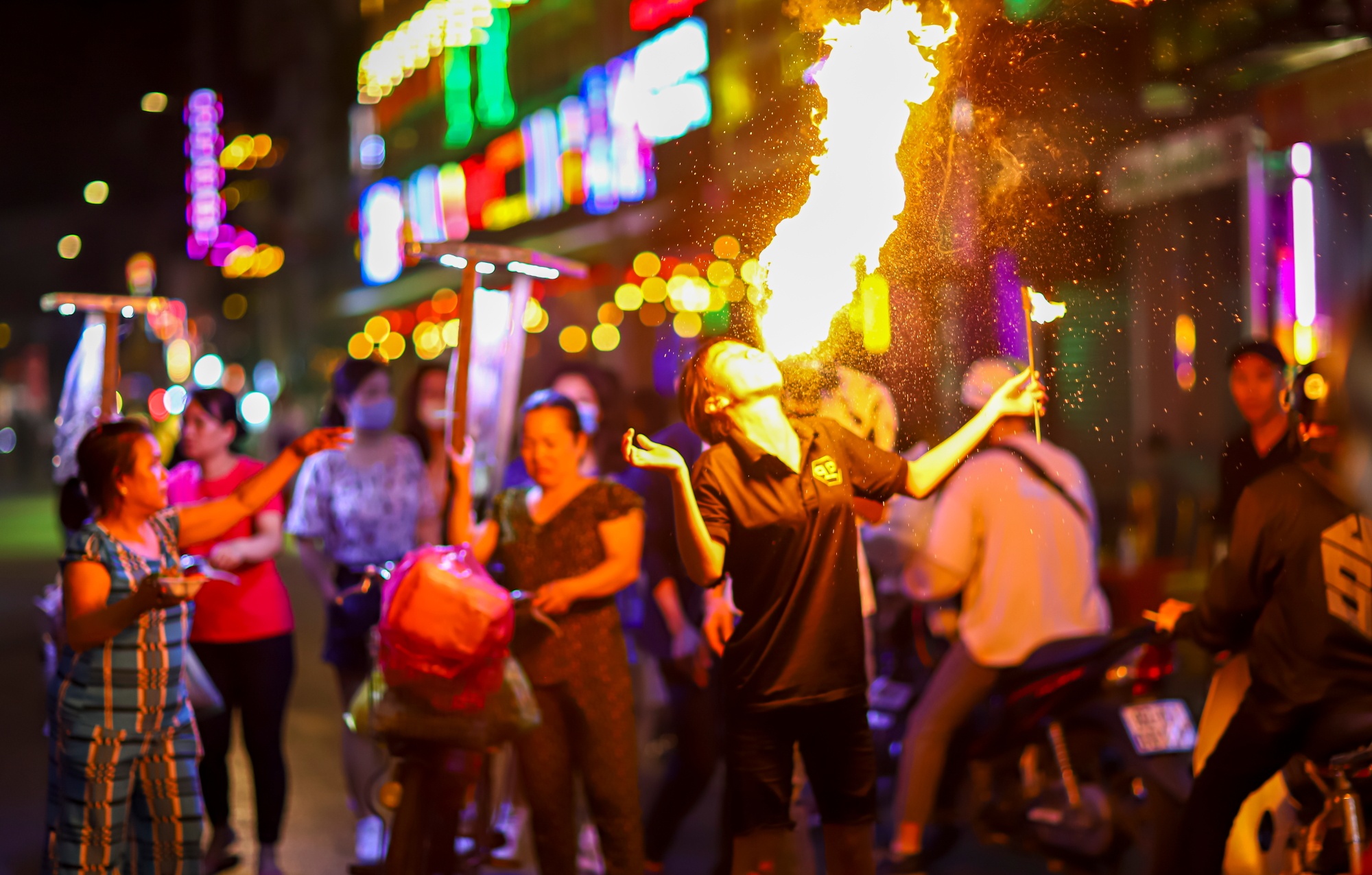 Pho di bo bui vien dong kin khach anh 8