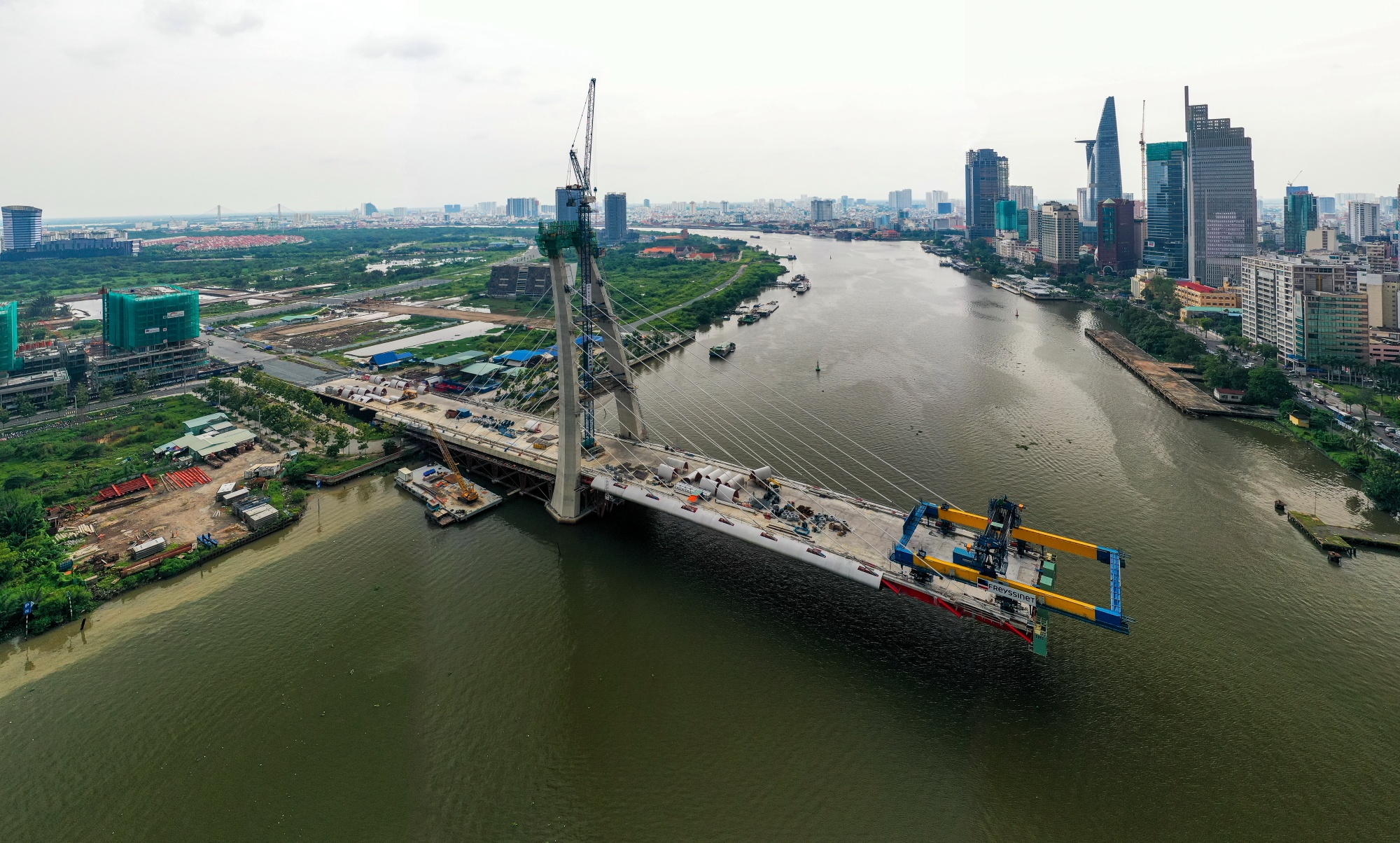 Cau Thu Thiem 2 dung thi cong anh 9