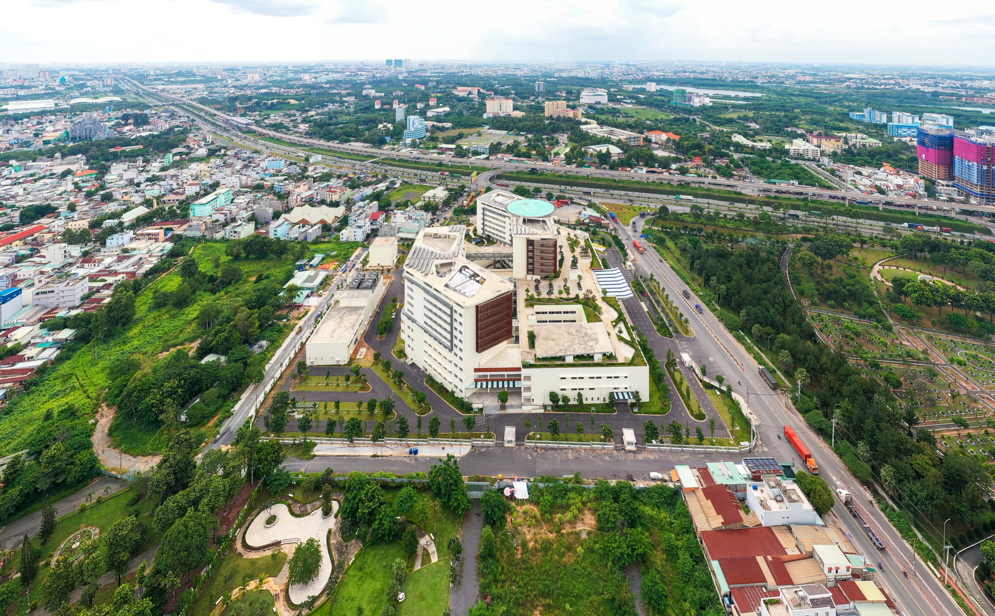 Benh vien Ung buou co san bay truc thang anh 1