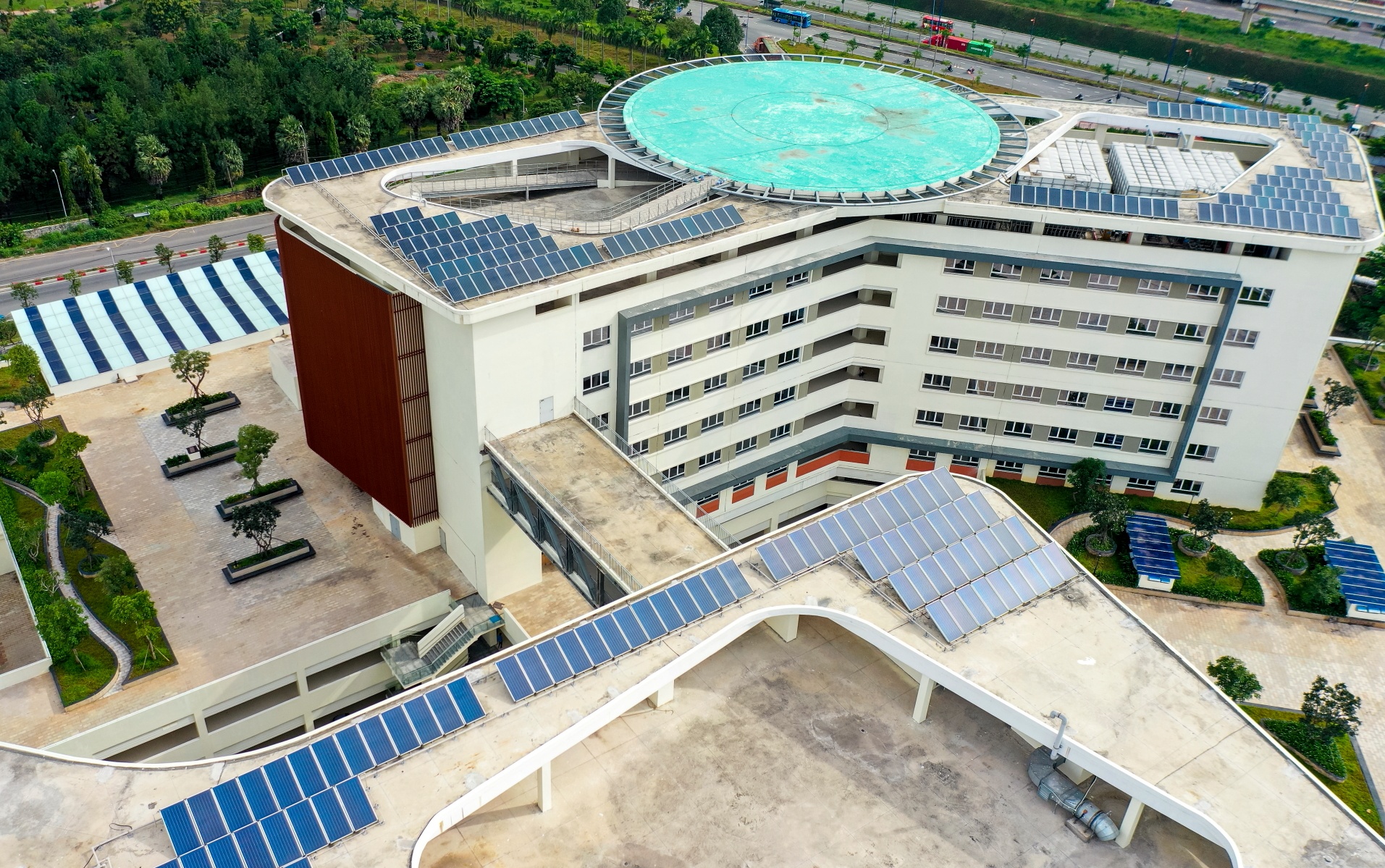 Benh vien Ung buou co san bay truc thang anh 3