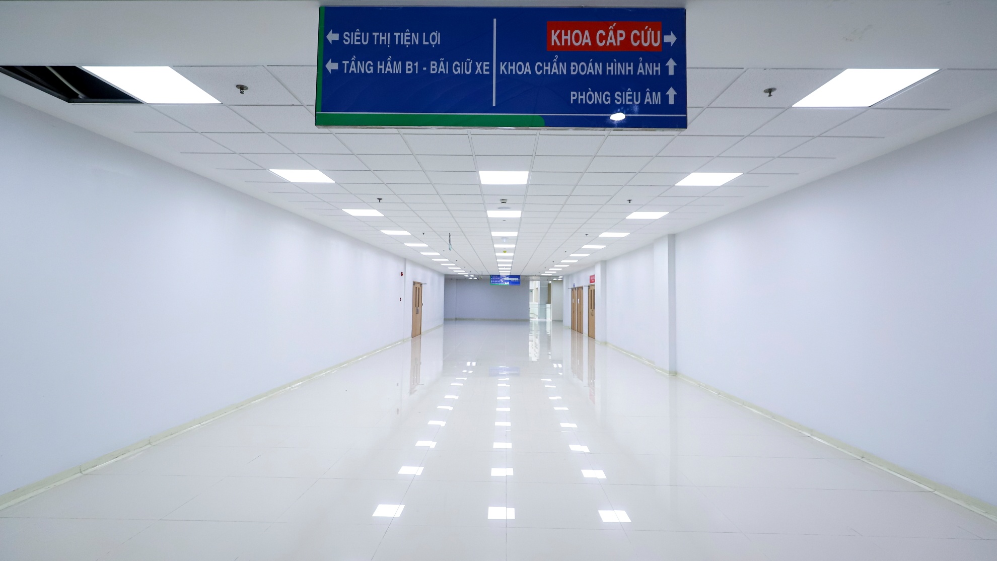 Benh vien Ung buou co san bay truc thang anh 8