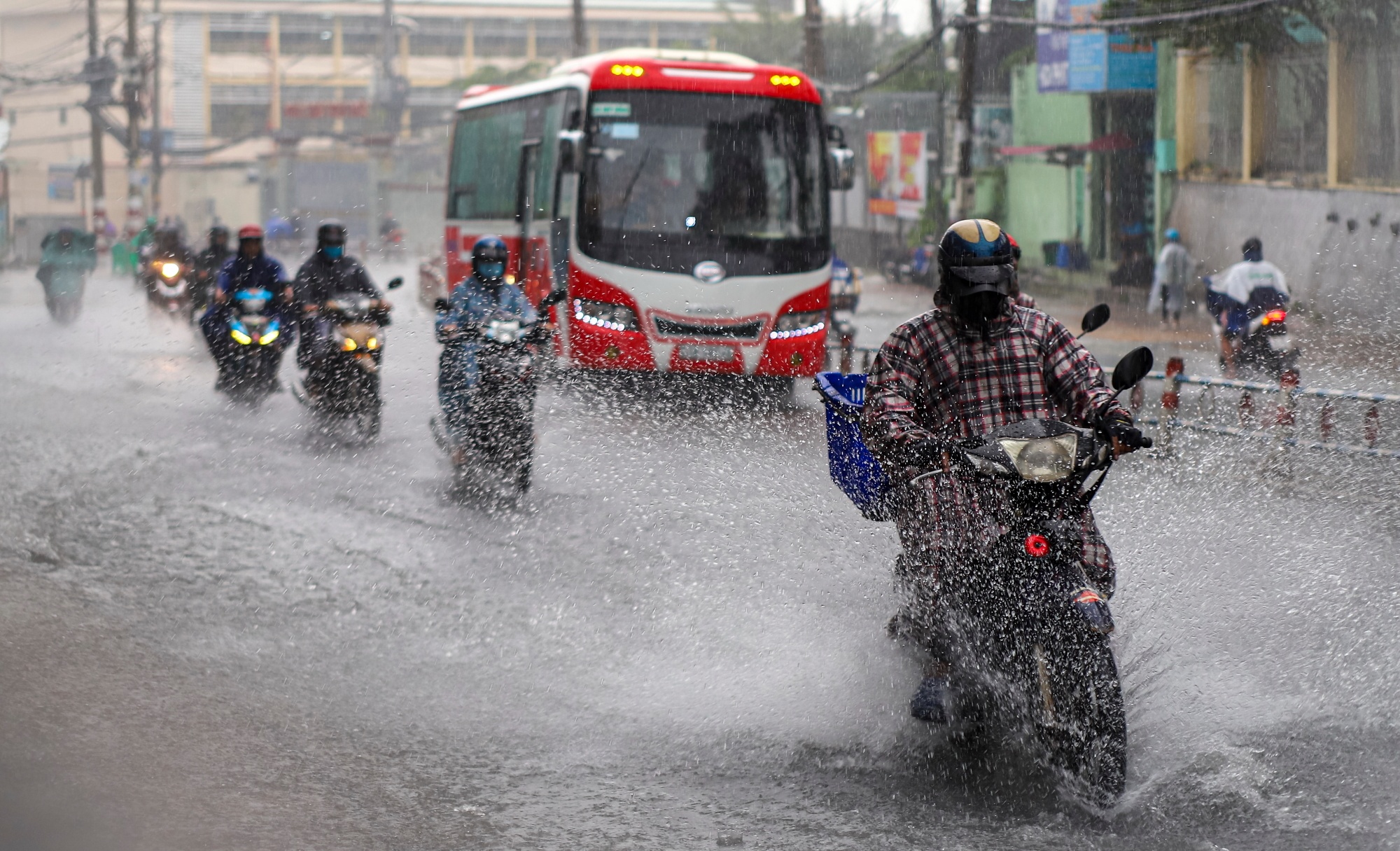 Xe may te nga trong mua o TP.HCM anh 1