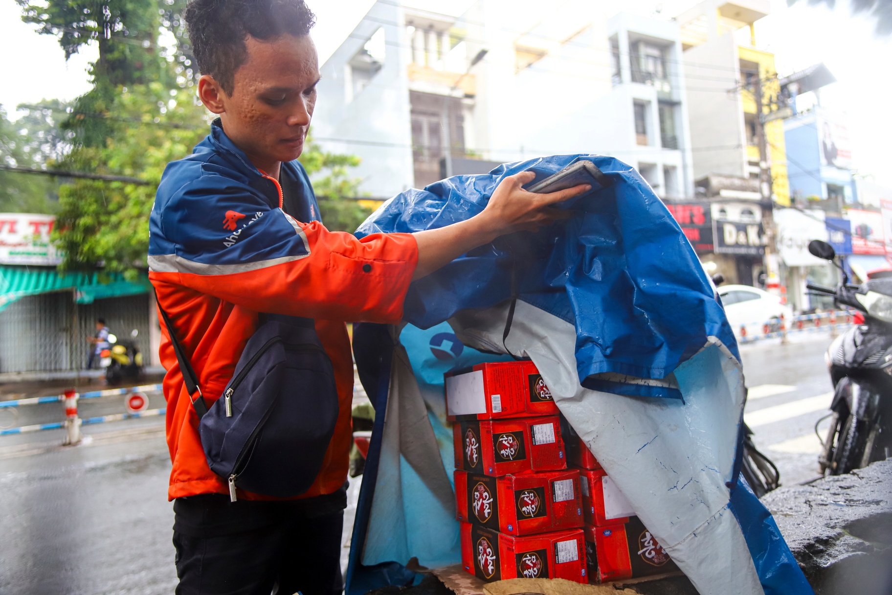 Xe may te nga trong mua o TP.HCM anh 6