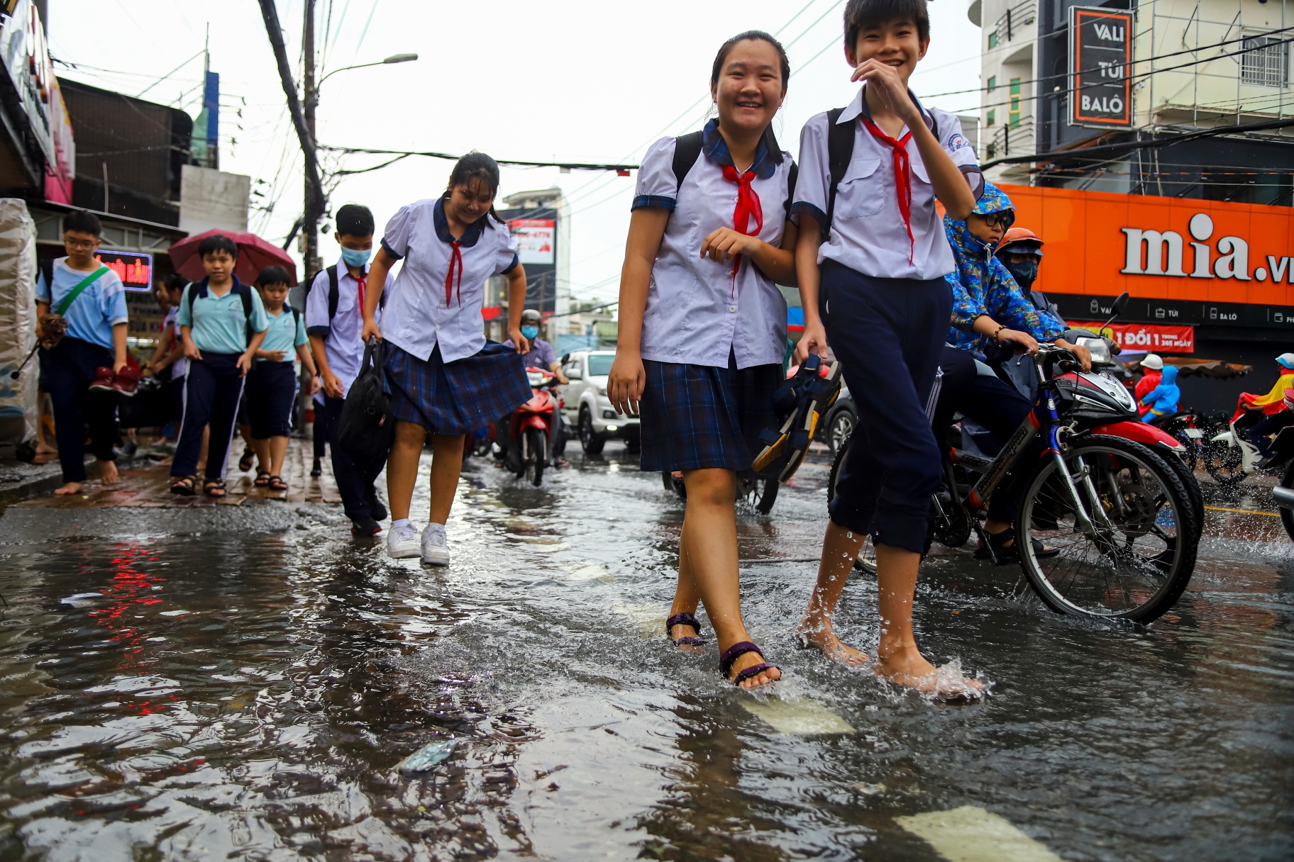 Xe may te nga trong mua o TP.HCM anh 8